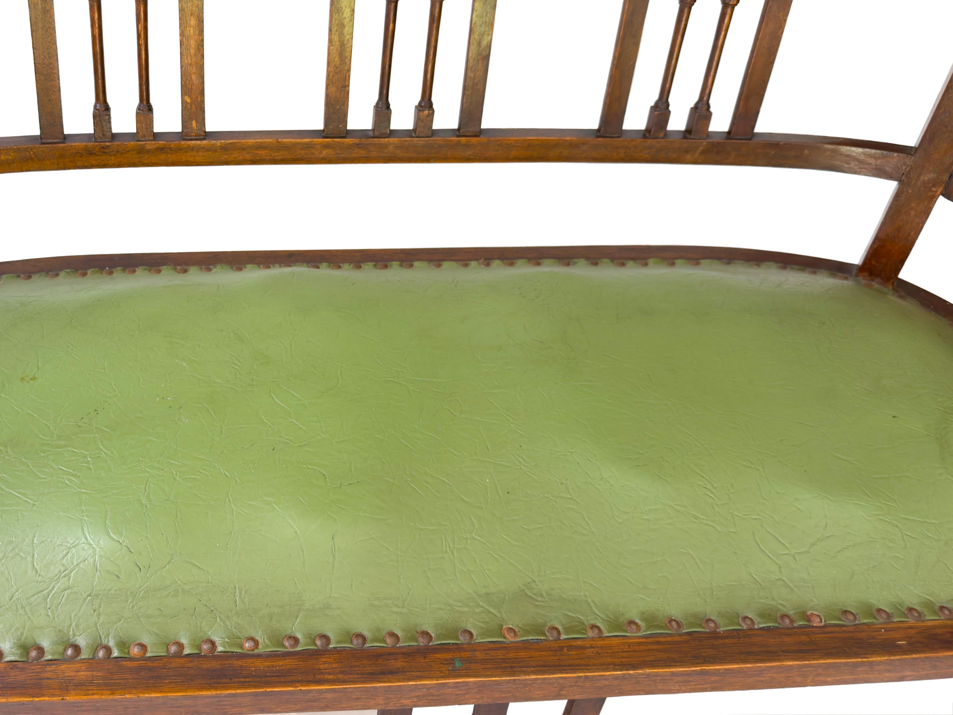 Un sofá canapé art déco de 1940 con tapicería de cuero verde 

altura 35,82 (91 cm)  longitud 42,48 (107,9 cm) anchura 18,7 in (47 cm) longitud del asiento 39,37 (100 cm) altura del asiento 16,92 in (43 cm) anchura del asiento 15,94 in (40,5 cm)