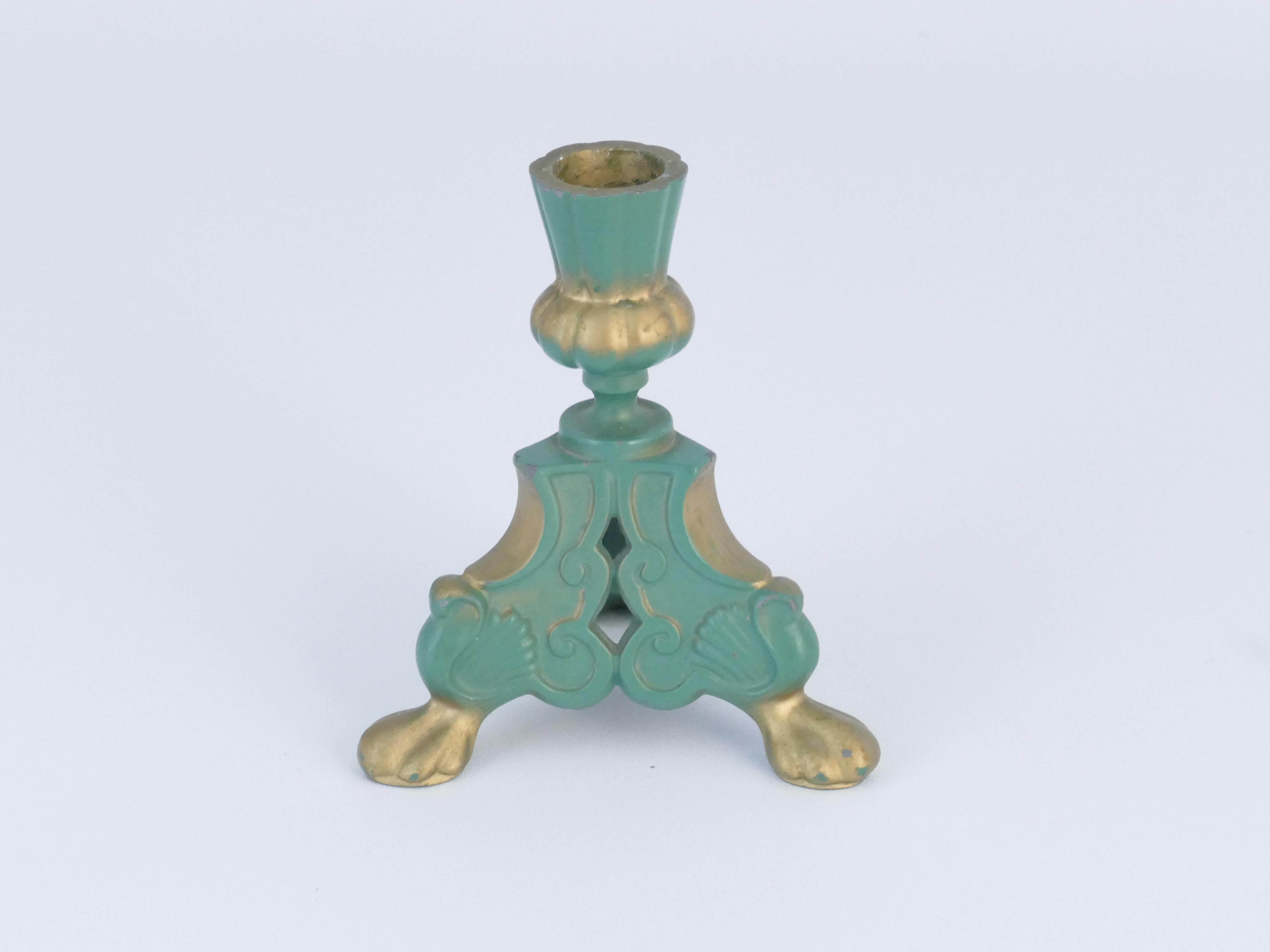 Este rarísimo candelabro sueco con pie Grace, atribuido al diseñador sueco Gunnar Åkerlind y fabricado por Stjärnmetall (Stjärnkvist Metall AB), está pintado en un llamativo verde salvia y dorado. El candelabro está adornado con un color dorado,