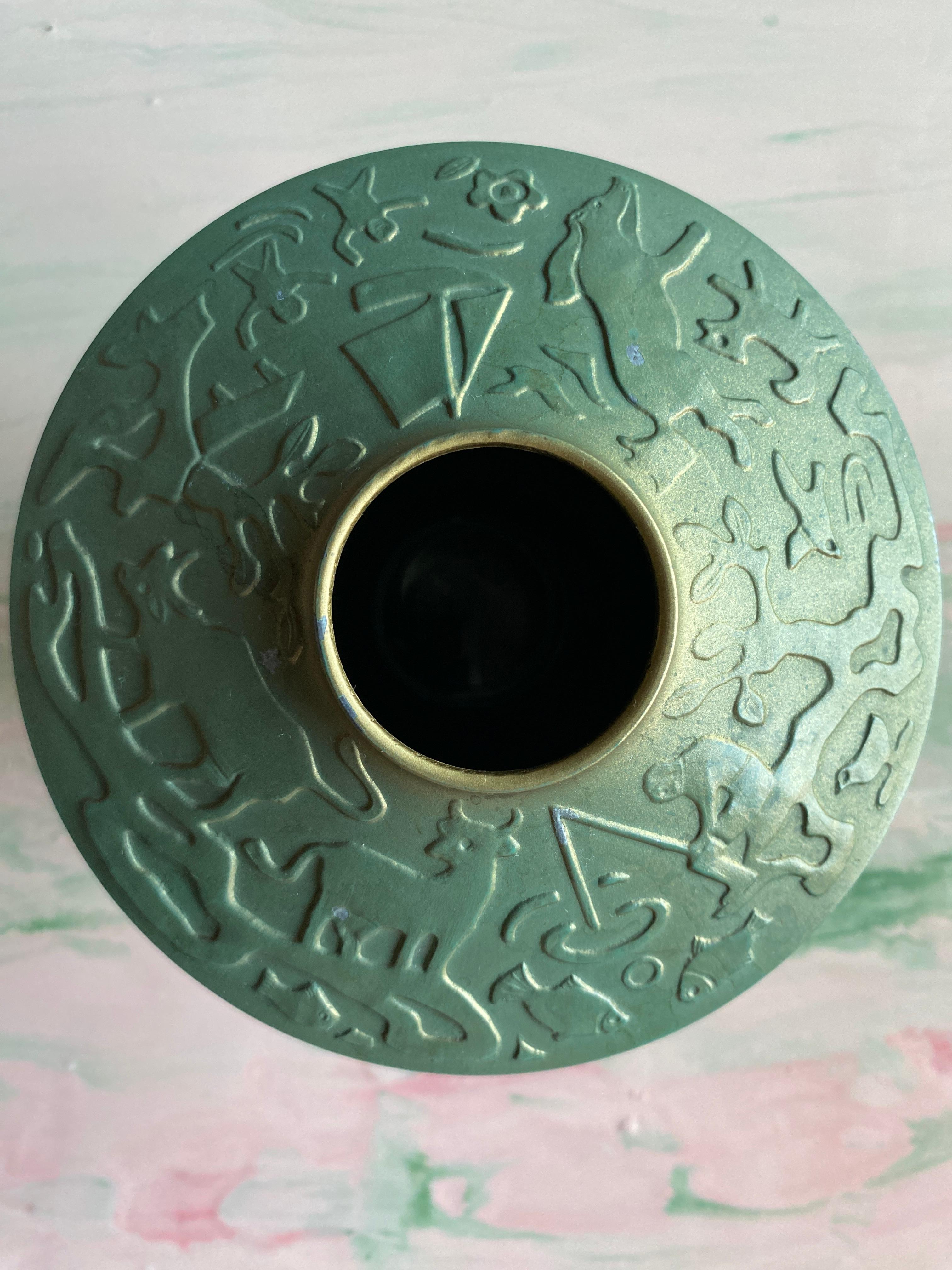 Questo rarissimo vaso con piede, attribuito alla top-designer svedese Sonja Katzin e prodotto da Stjärnmetall (Stjärnkvist Metall AB), è dipinto in un sorprendente verde salvia e oro. La bocca e il piede del vaso sono impreziositi da un colore oro,