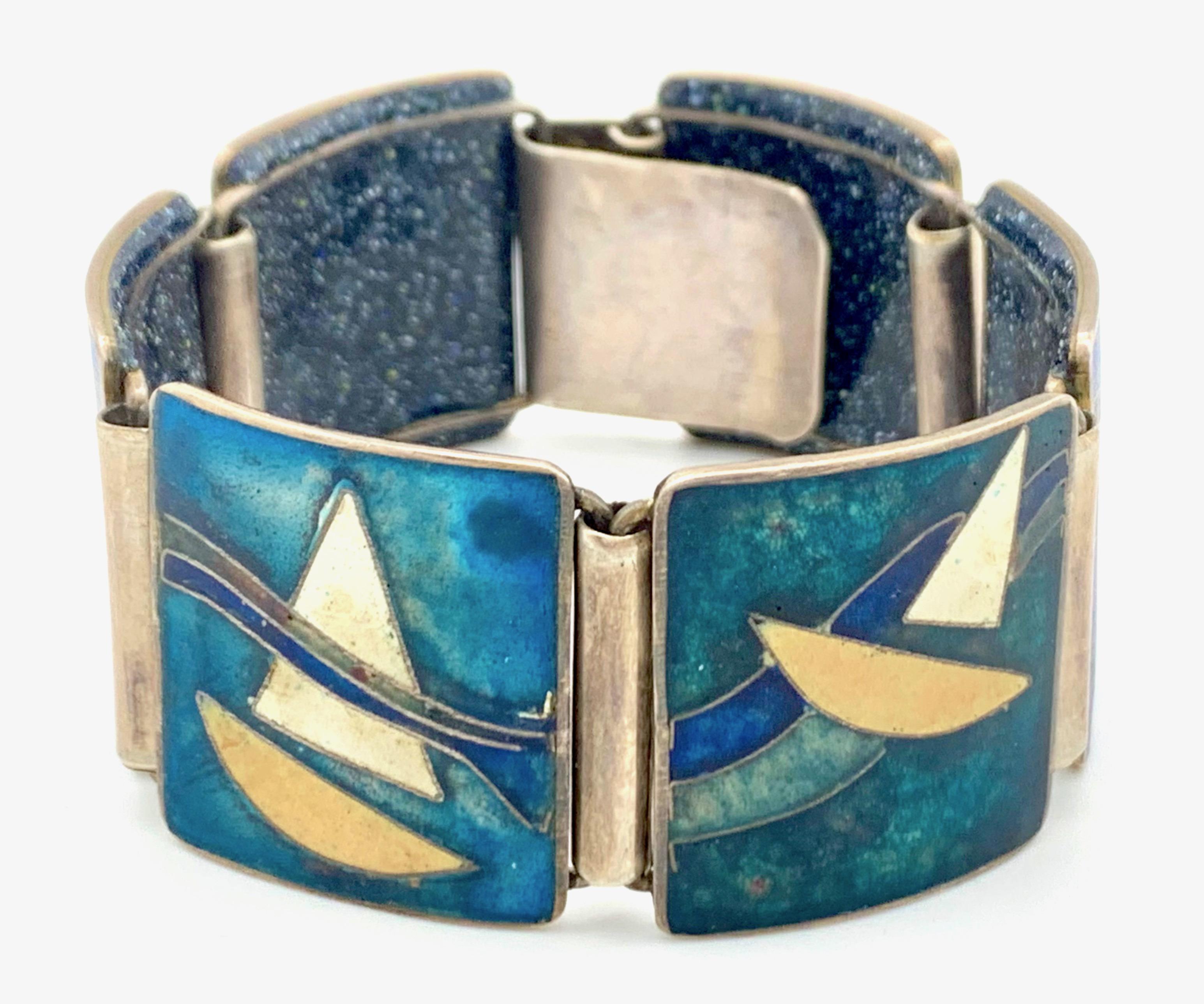 This charming and cheerful Art Deco bracelet makes one dream of the water and sunshine.
Executed in exquisite cloisonné technique in delicate matt enamel hues, each link  shows a. different picture with  it's distinctive colour scheme.
One  big wave