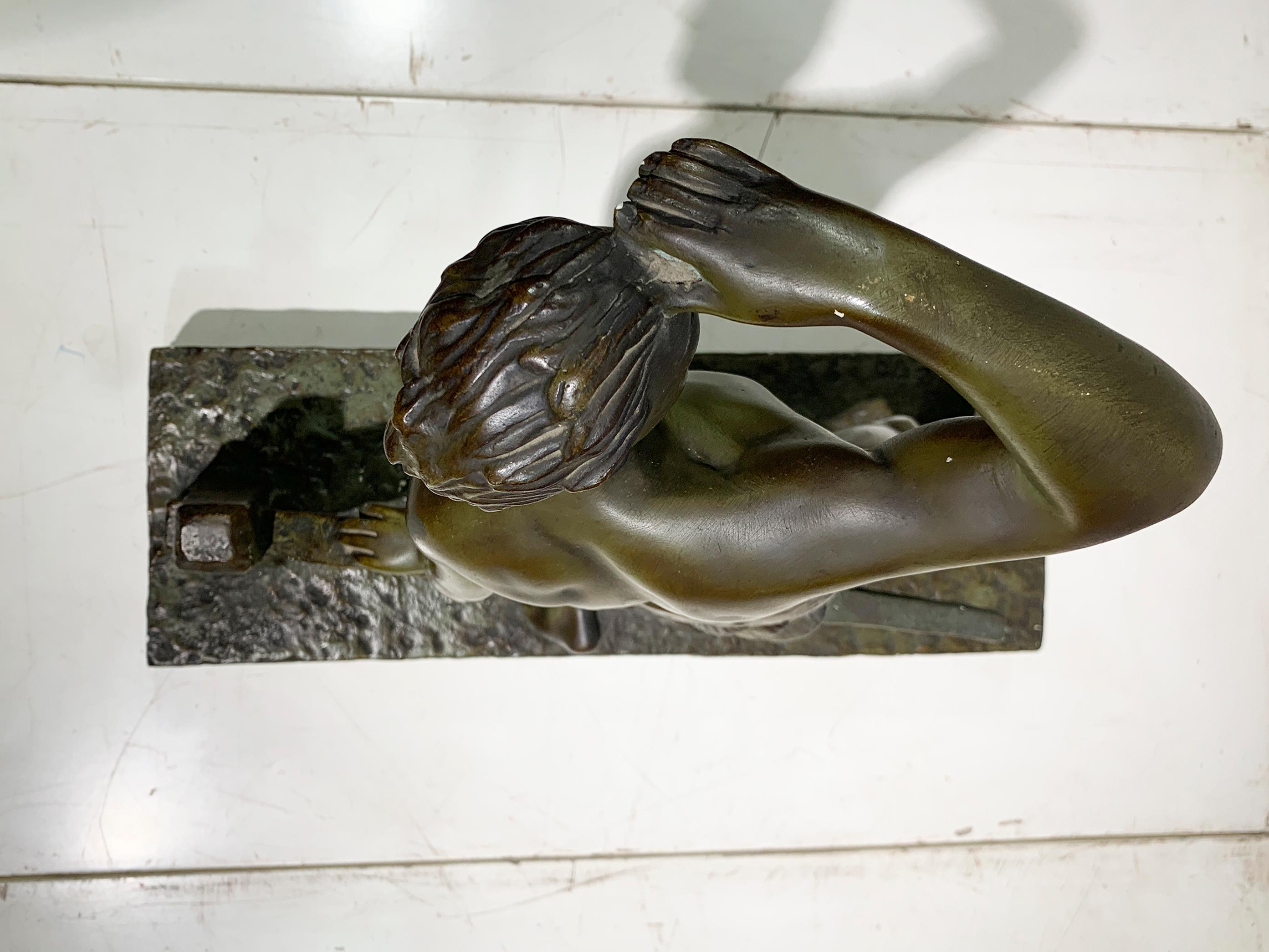 Sculpture Art Déco en bronze patiné signée 