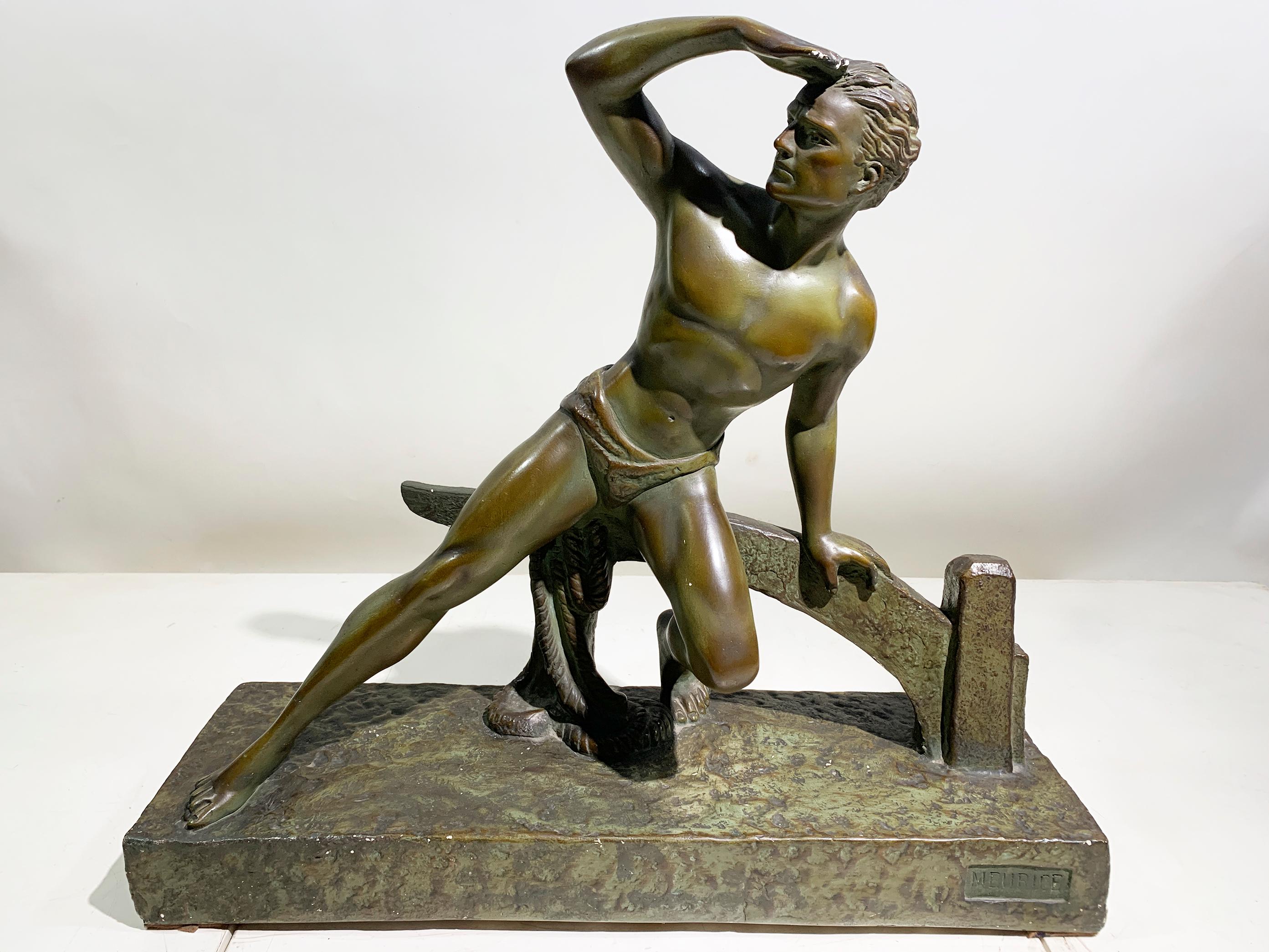 Sculpture française en bronze patiné Art déco d'environ 1930, célébrant la figure héroïque d'un marin ou d'un navigateur en mer. Le nu masculin musclé est capturé dans une posture agenouillée dramatique et puissante, se protégeant les yeux pour