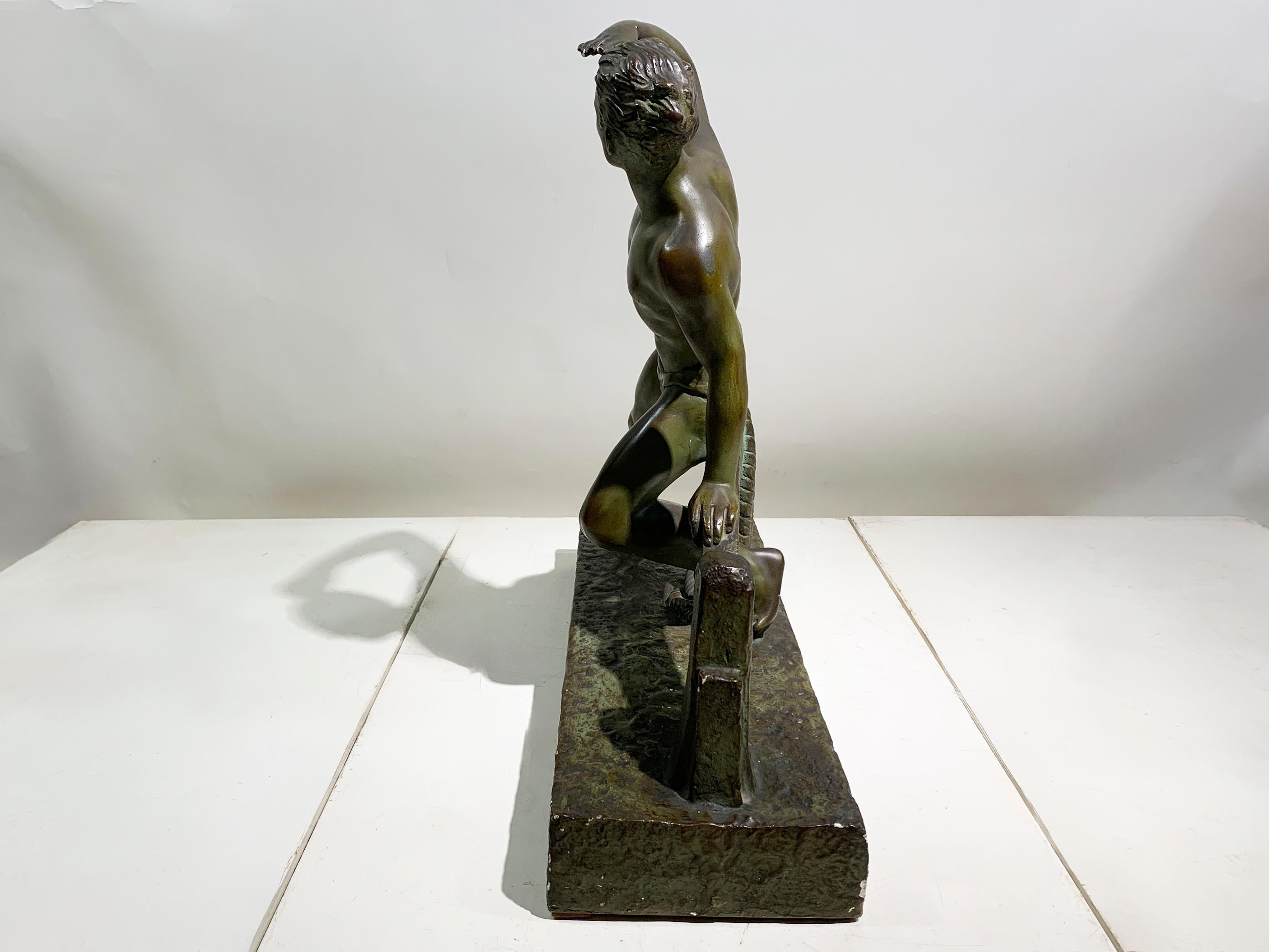 Effet bronze Sculpture Art Déco en bronze patiné signée 