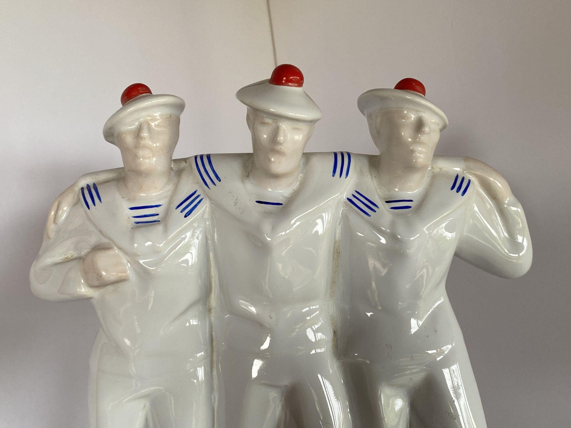 Französisch Matelots singen Matrosen Dax Art Deco Gruppe. Art Deco Sailors on leave Keramikskulptur aus Steingut. Das ikonische Original auf dem Höhepunkt des Art déco wurde von Edouard Cazeaux für den französischen Hersteller Dax entworfen. Weißes