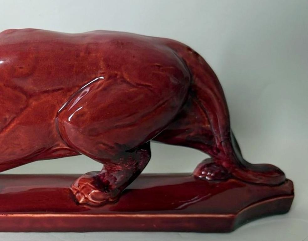 León francés de cerámica esmaltada roja Art Déco Saint Clément en venta 8