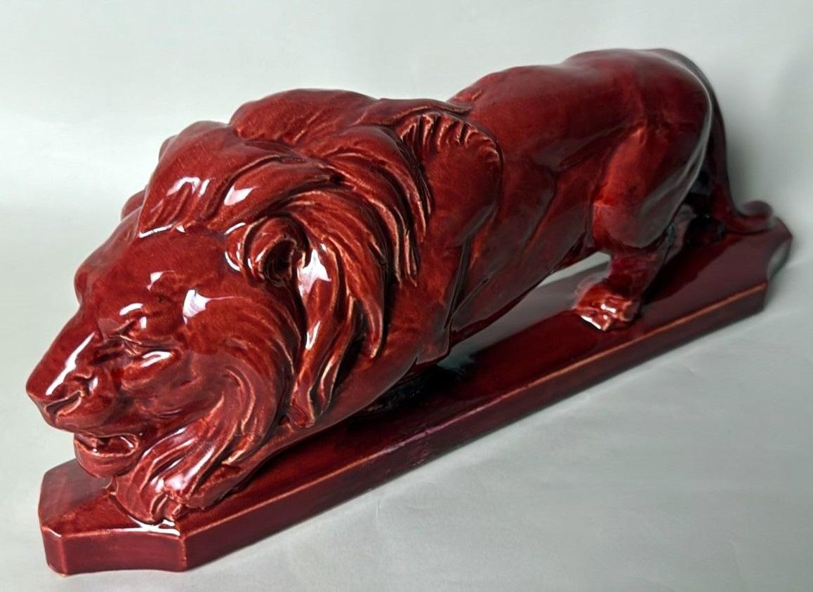 Te invitamos a leer la descripción completa que figura a continuación, que ofrece detalles tanto técnicos como históricos para garantizar la autenticidad de nuestras piezas.
Espectacular y gran león de cerámica esmaltada roja, elaborado en estilo