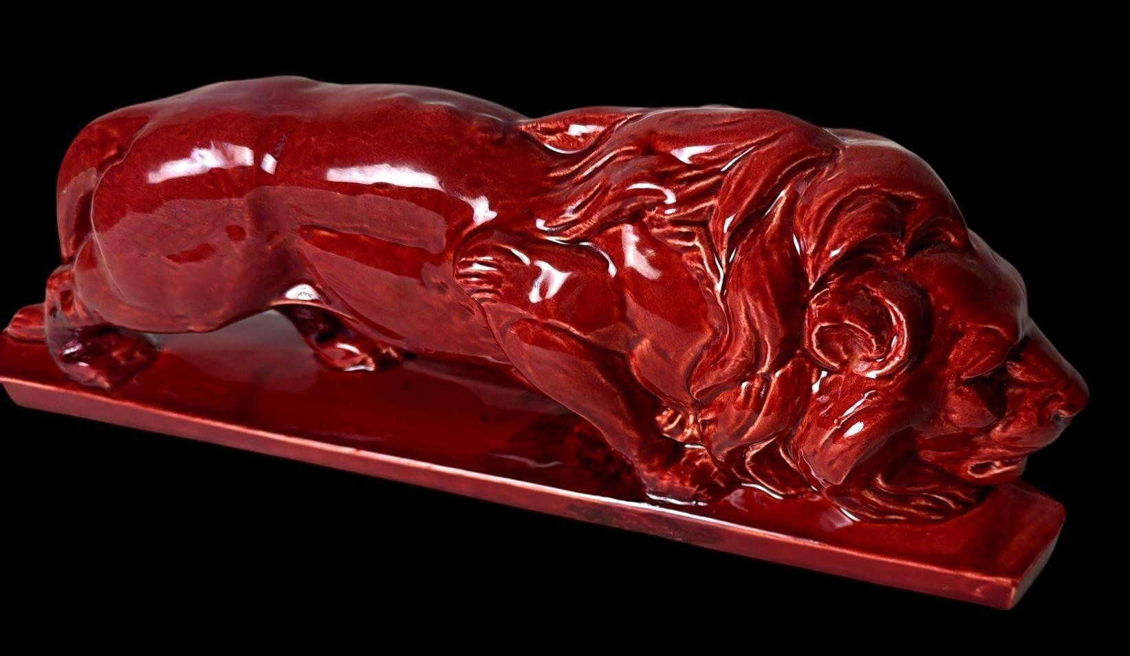 León francés de cerámica esmaltada roja Art Déco Saint Clément Art Decó en venta