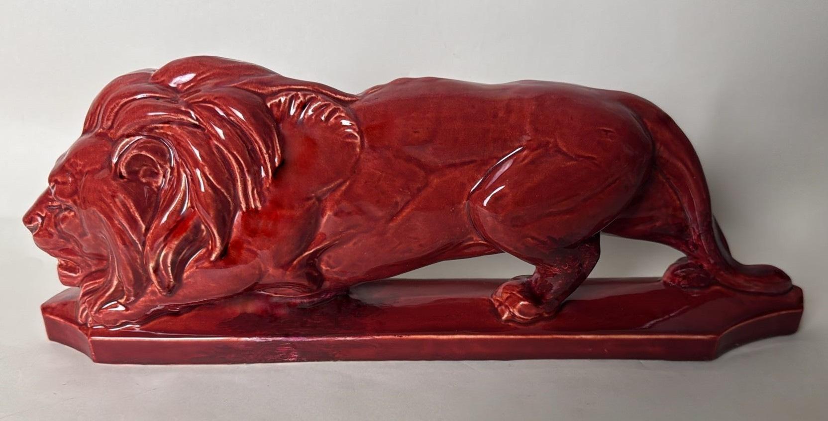 León francés de cerámica esmaltada roja Art Déco Saint Clément Francés en venta