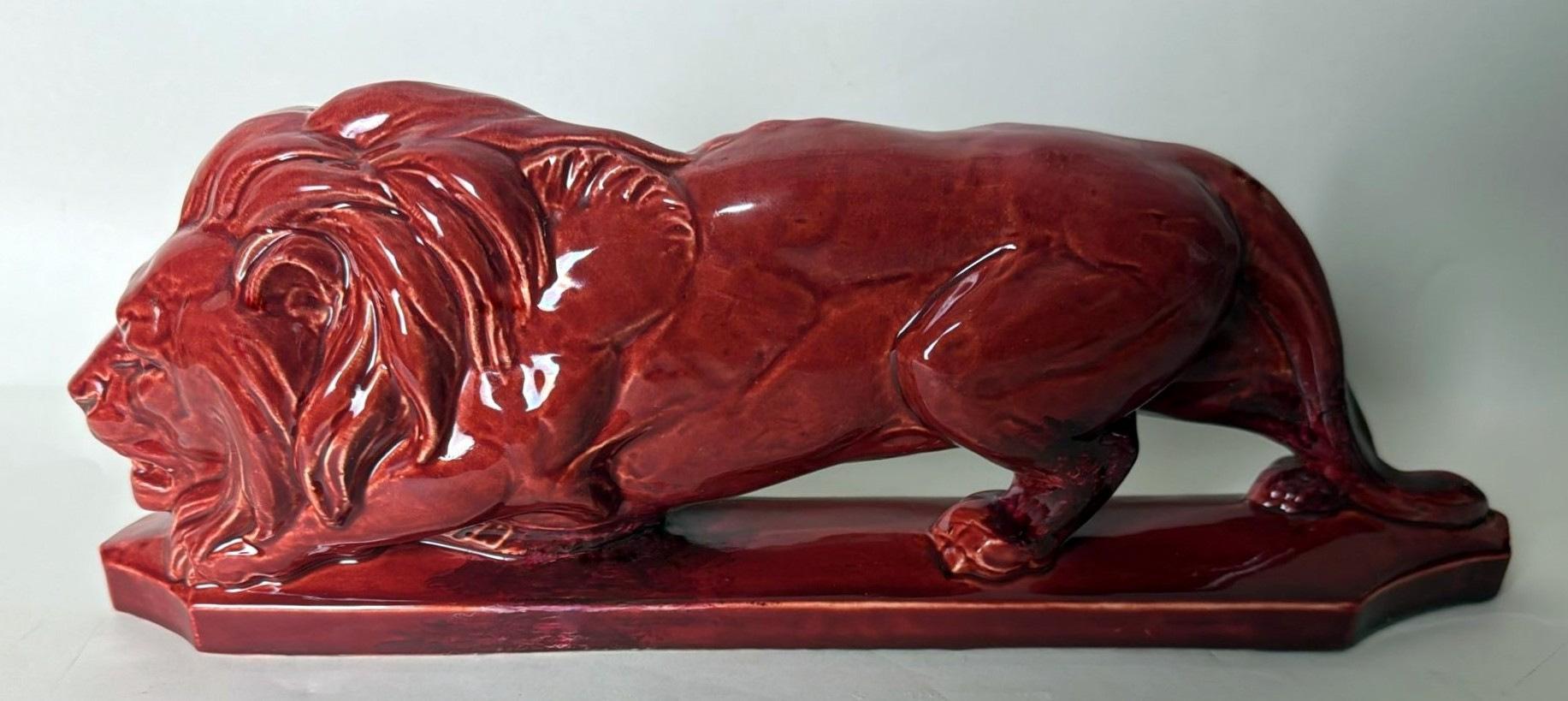 León francés de cerámica esmaltada roja Art Déco Saint Clément siglo XX en venta