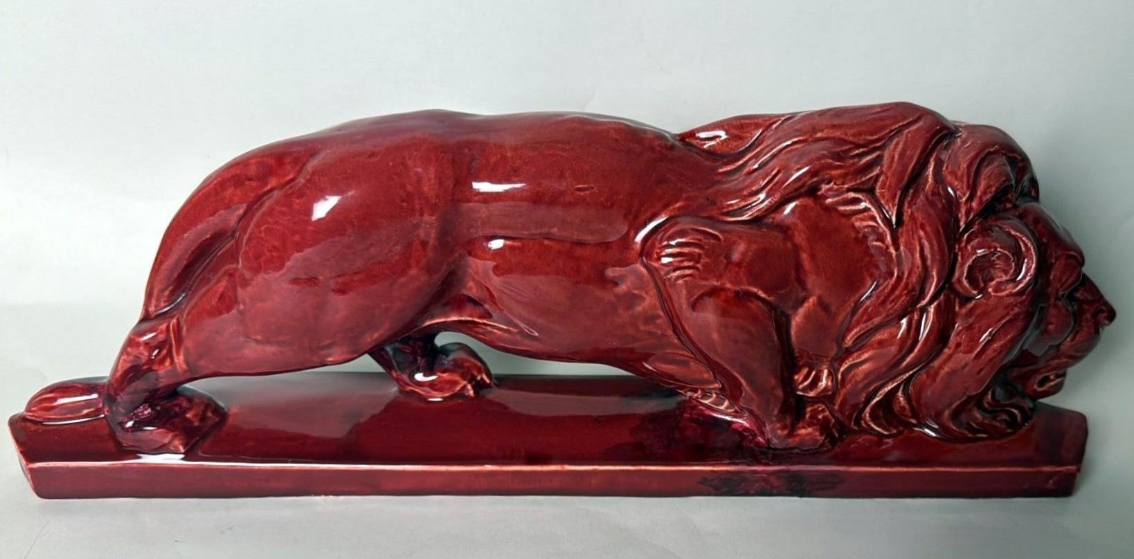León francés de cerámica esmaltada roja Art Déco Saint Clément Cerámico en venta