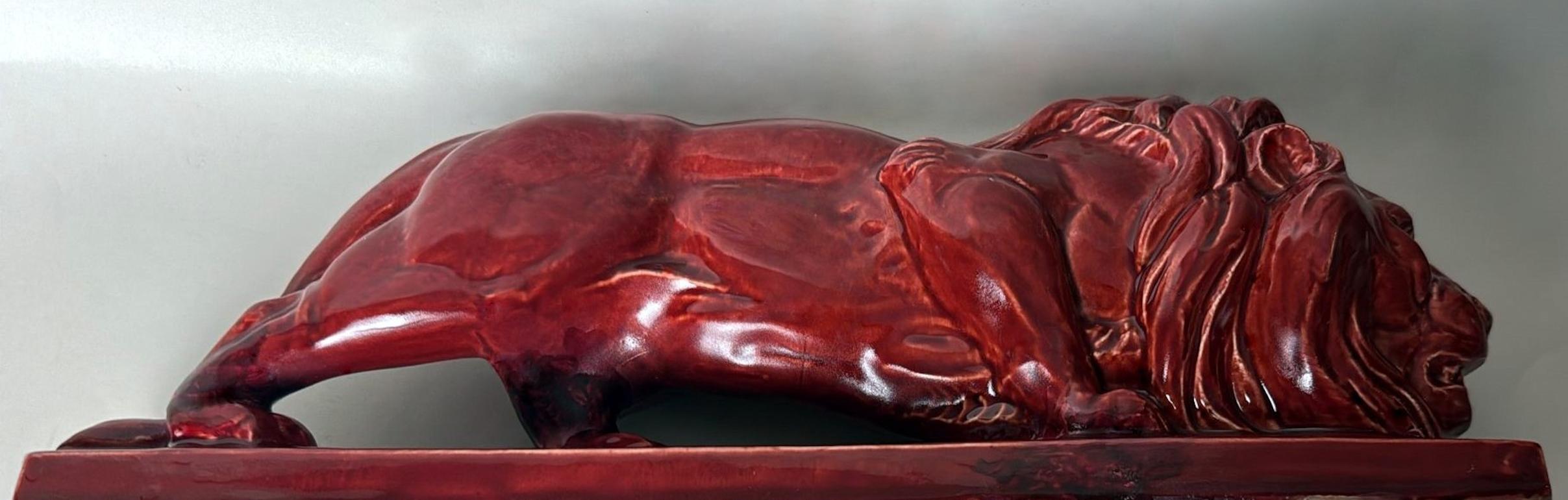 León francés de cerámica esmaltada roja Art Déco Saint Clément en venta 1
