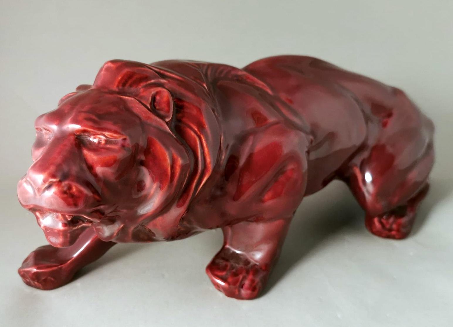 Français Le lion de style Saint-Clément en céramique émaillée rouge Art Déco. en vente