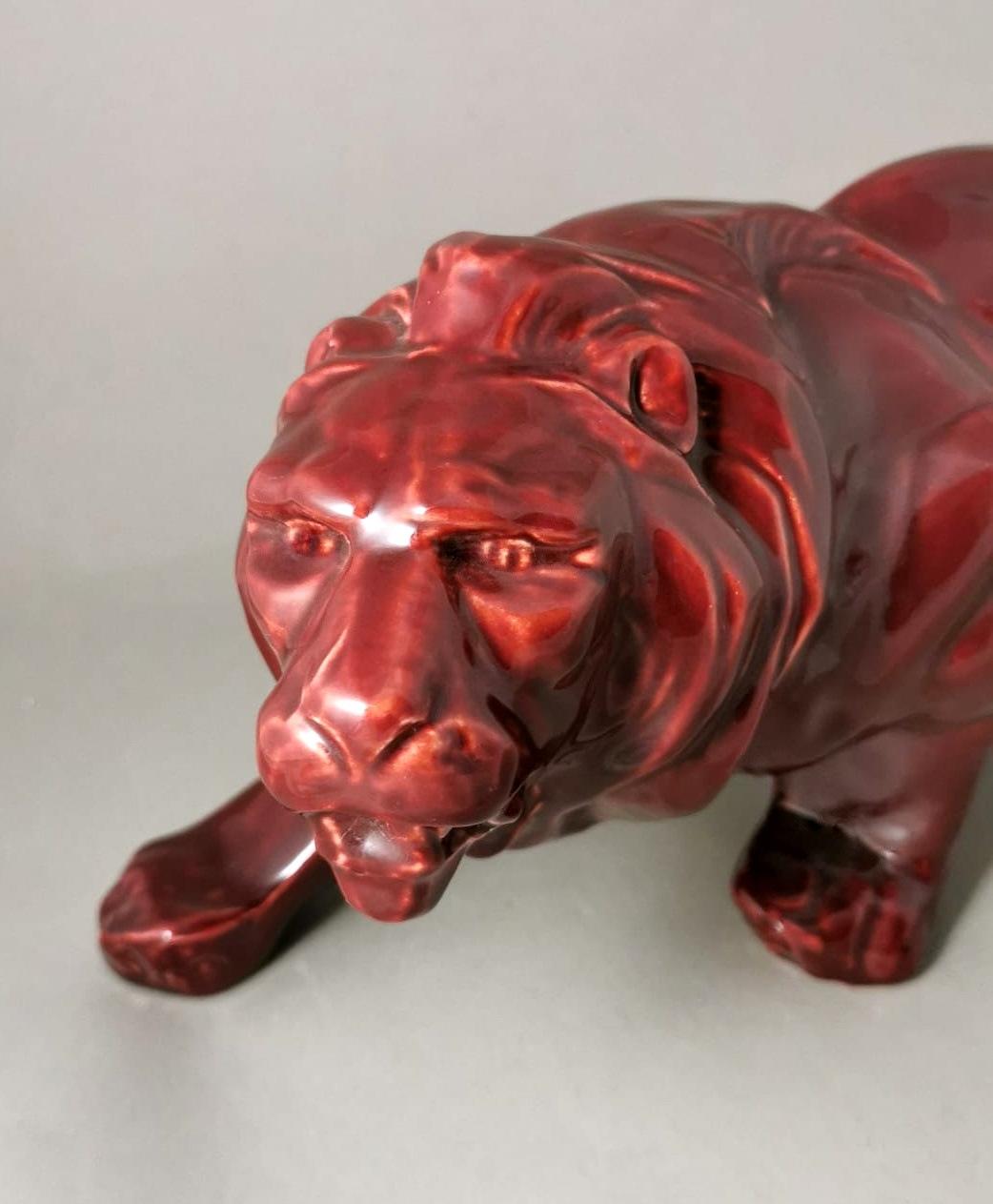 Vernissé Le lion de style Saint-Clément en céramique émaillée rouge Art Déco. en vente