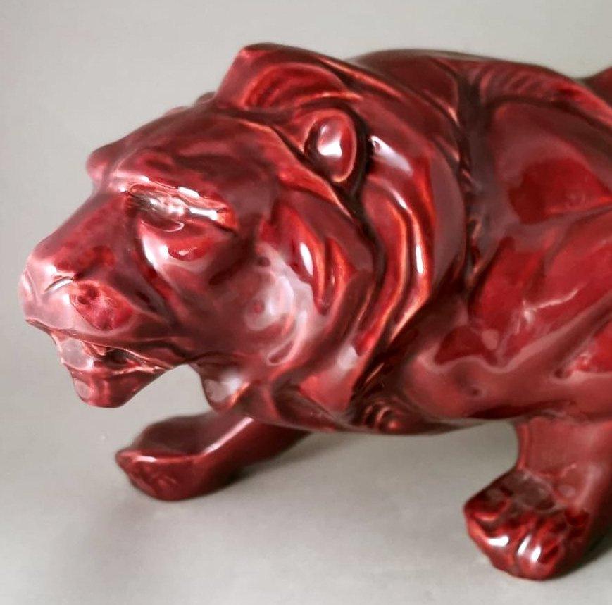Milieu du XXe siècle Le lion de style Saint-Clément en céramique émaillée rouge Art Déco. en vente
