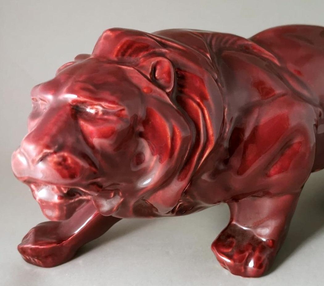 Céramique Le lion de style Saint-Clément en céramique émaillée rouge Art Déco. en vente