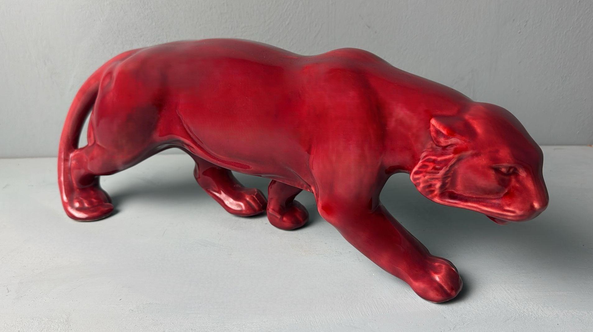 Te invitamos a que leas toda la descripción, ya que proporciona información técnica e histórica detallada para garantizar la autenticidad de nuestros artículos.
Una impresionante y gran pantera de cerámica roja esmaltada Art Decó. El majestuoso