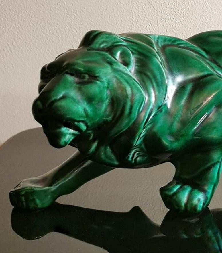 Le lion de style Saint-Clément Art Déco en céramique verte émaillée ancienne, France 2