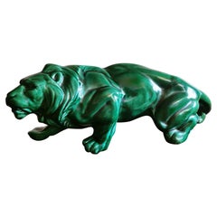 Le lion de style Saint-Clément Art Déco en céramique verte émaillée ancienne, France