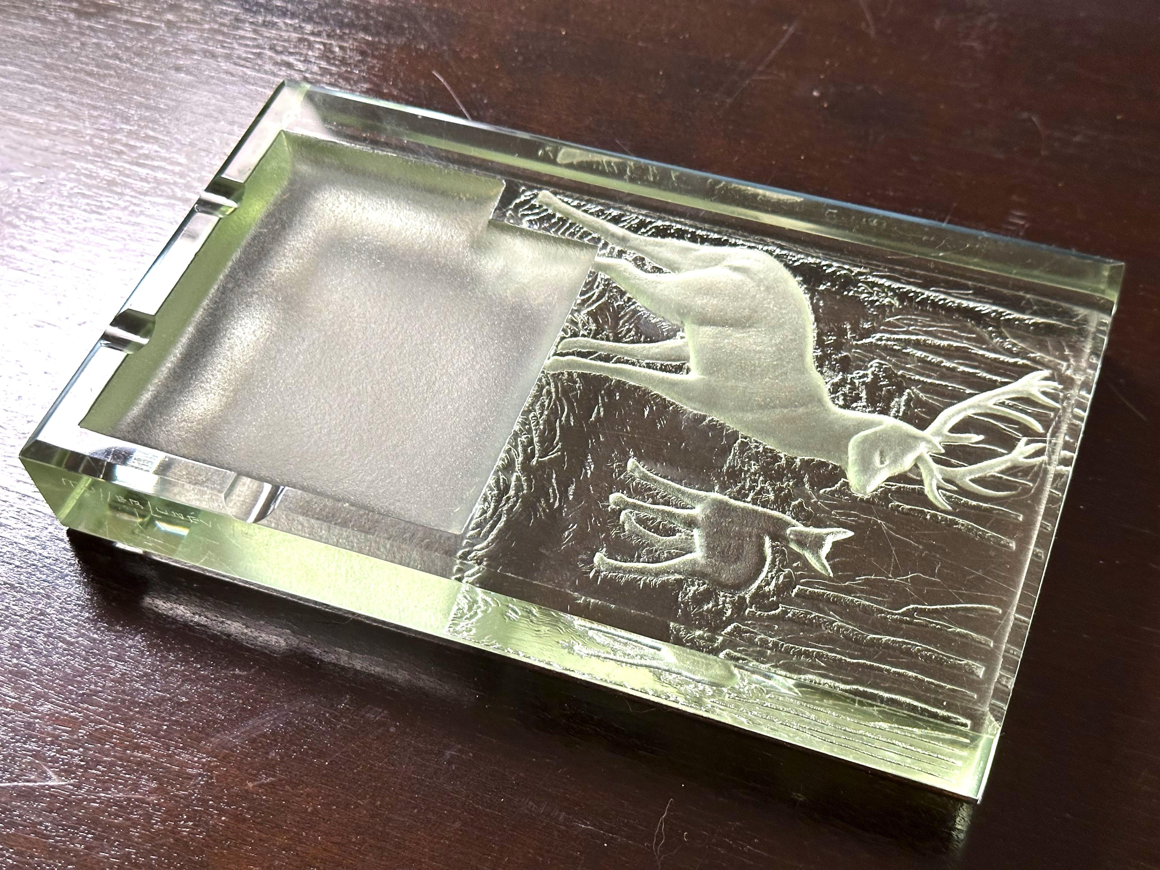 Large Art Deco ashtray, Centerpiece, france 1935

thick Saint Gobain Glass.
etched Deer motive.

Signed Müller Freres Luneville.
Style of Jean Luce.