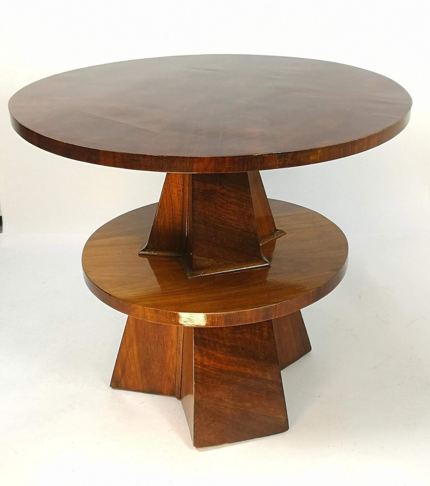 Art Deco saloon table with walnut veneer and French lacquer polish, 1930's.
  