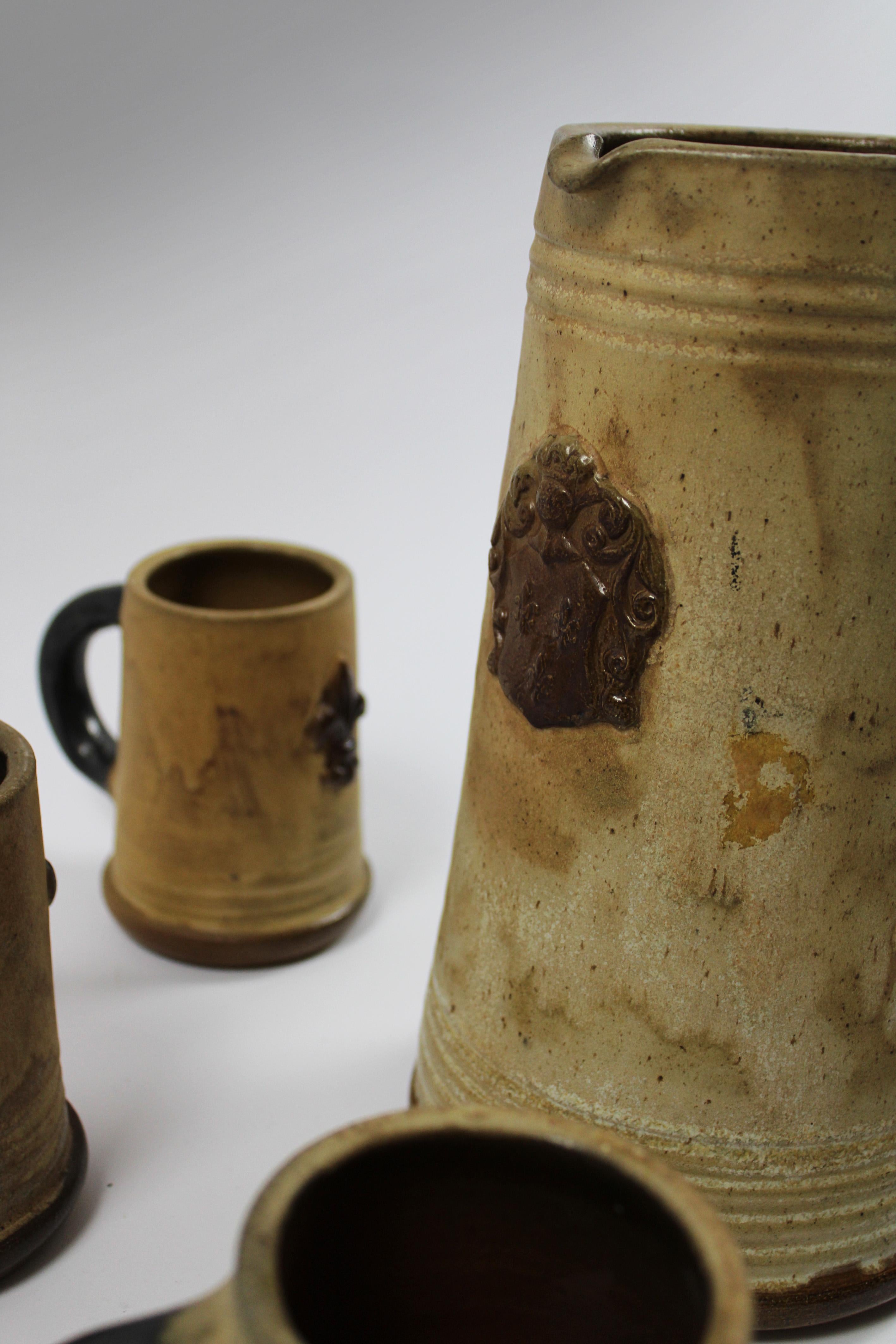Pichet et 6 carafes en grès émaillé au sel Art Déco signé Guerin Belgique années 1930 Bon état - En vente à Antwerpen, BE
