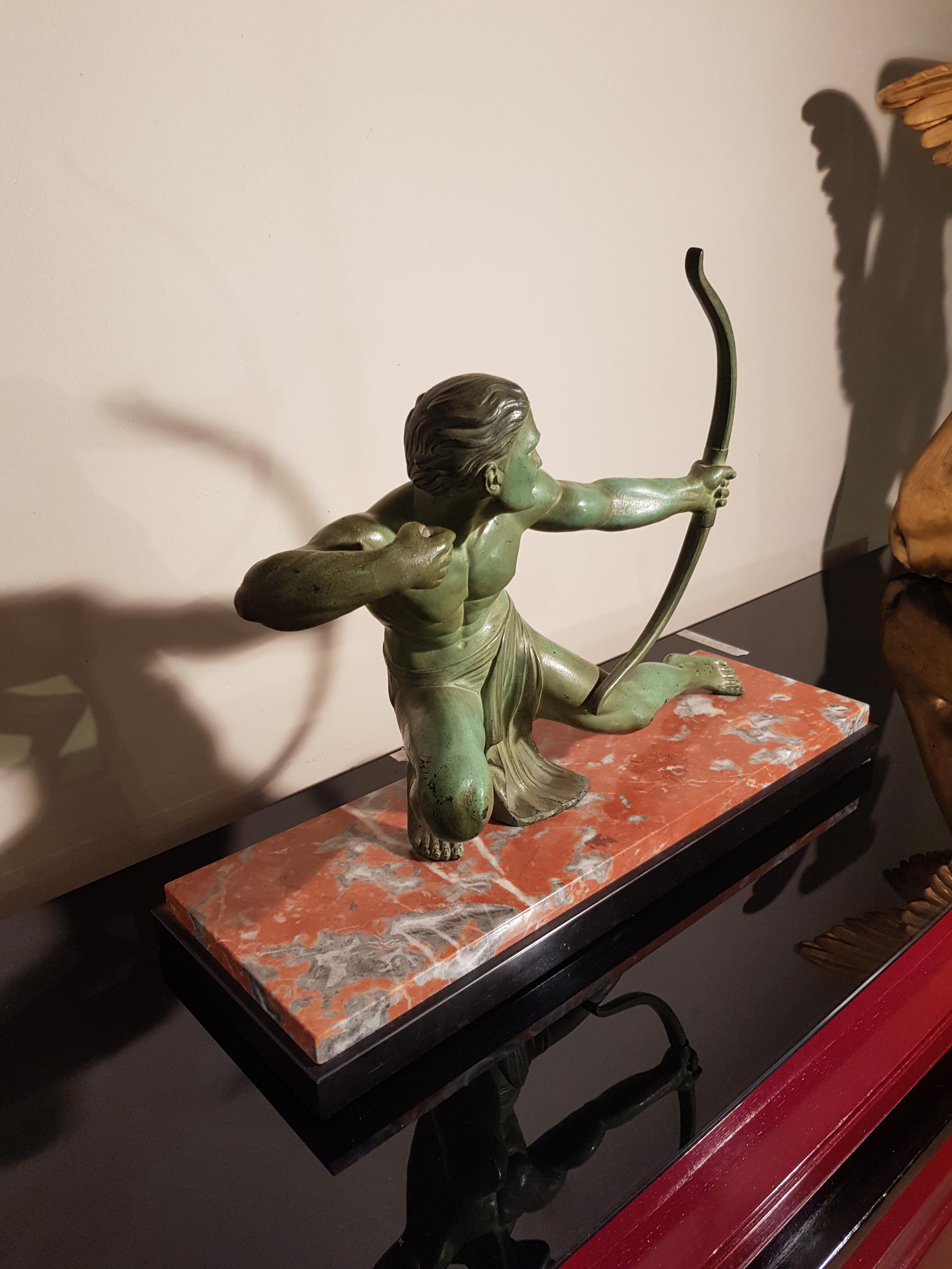 Sculpture figurative Art Déco Salvatore Melani Bowman sur socle en marbre:: années 1930 4