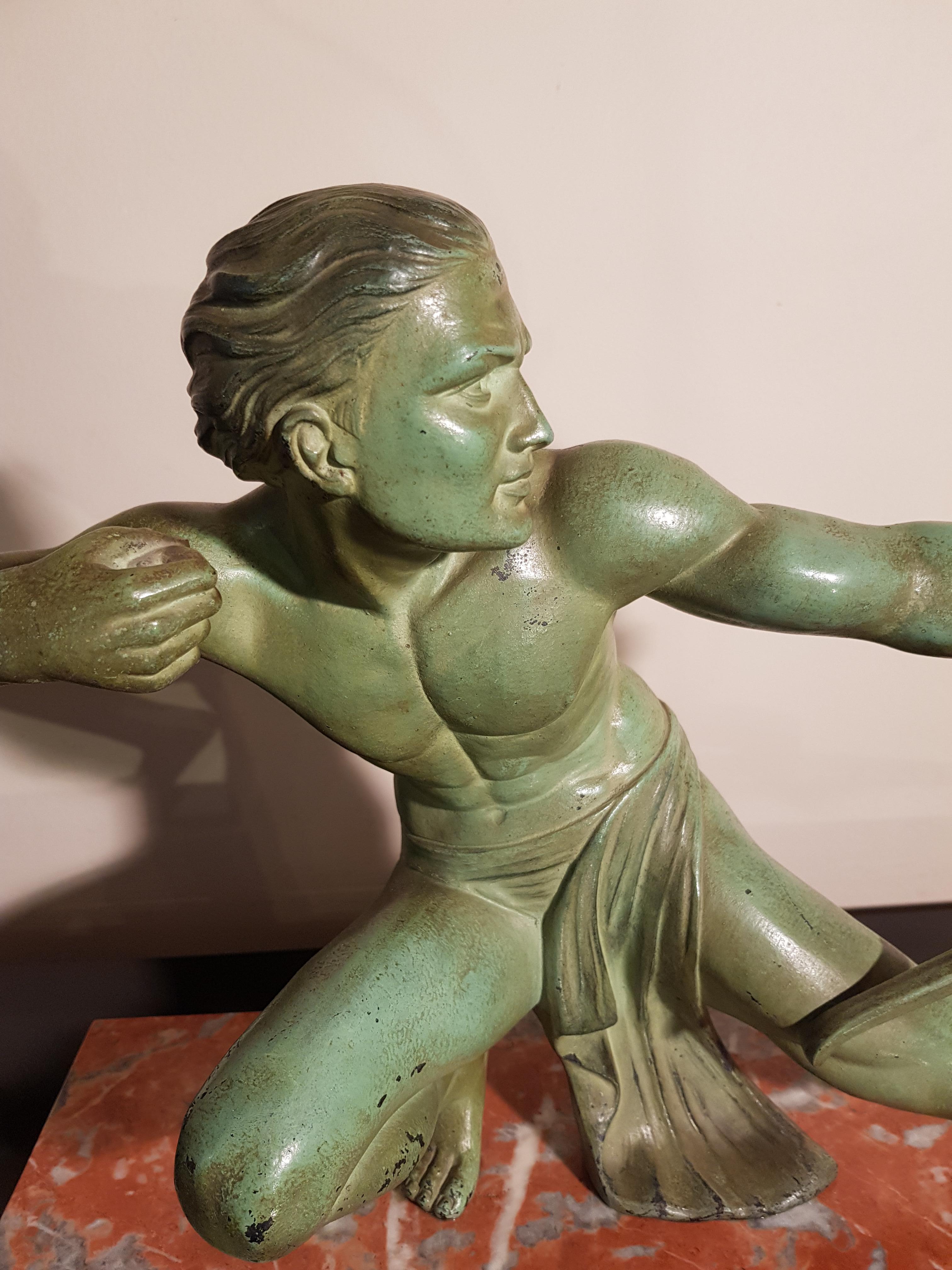Sculpture figurative Art Déco Salvatore Melani Bowman sur socle en marbre:: années 1930 5