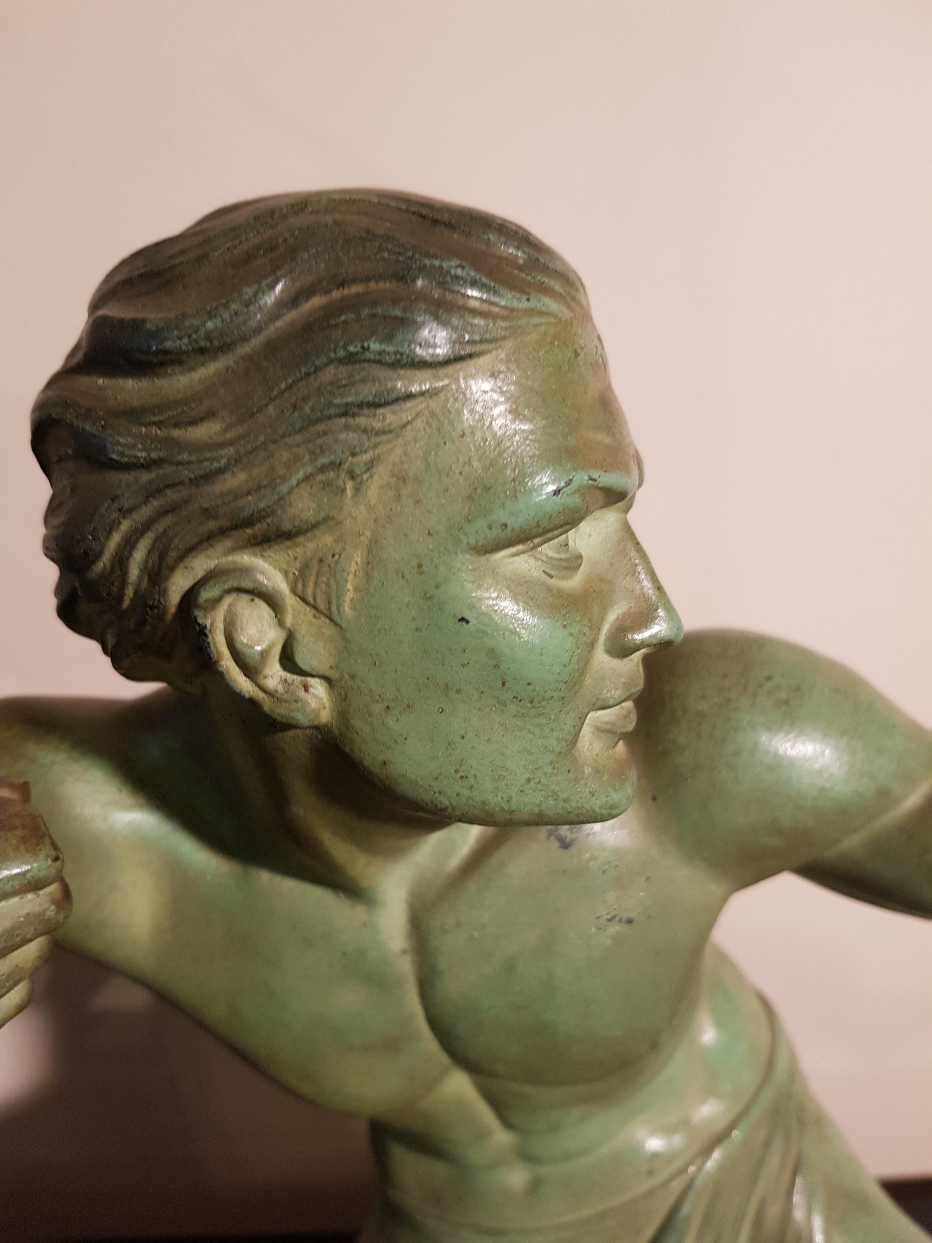 Sculpture figurative Art Déco Salvatore Melani Bowman sur socle en marbre:: années 1930 6