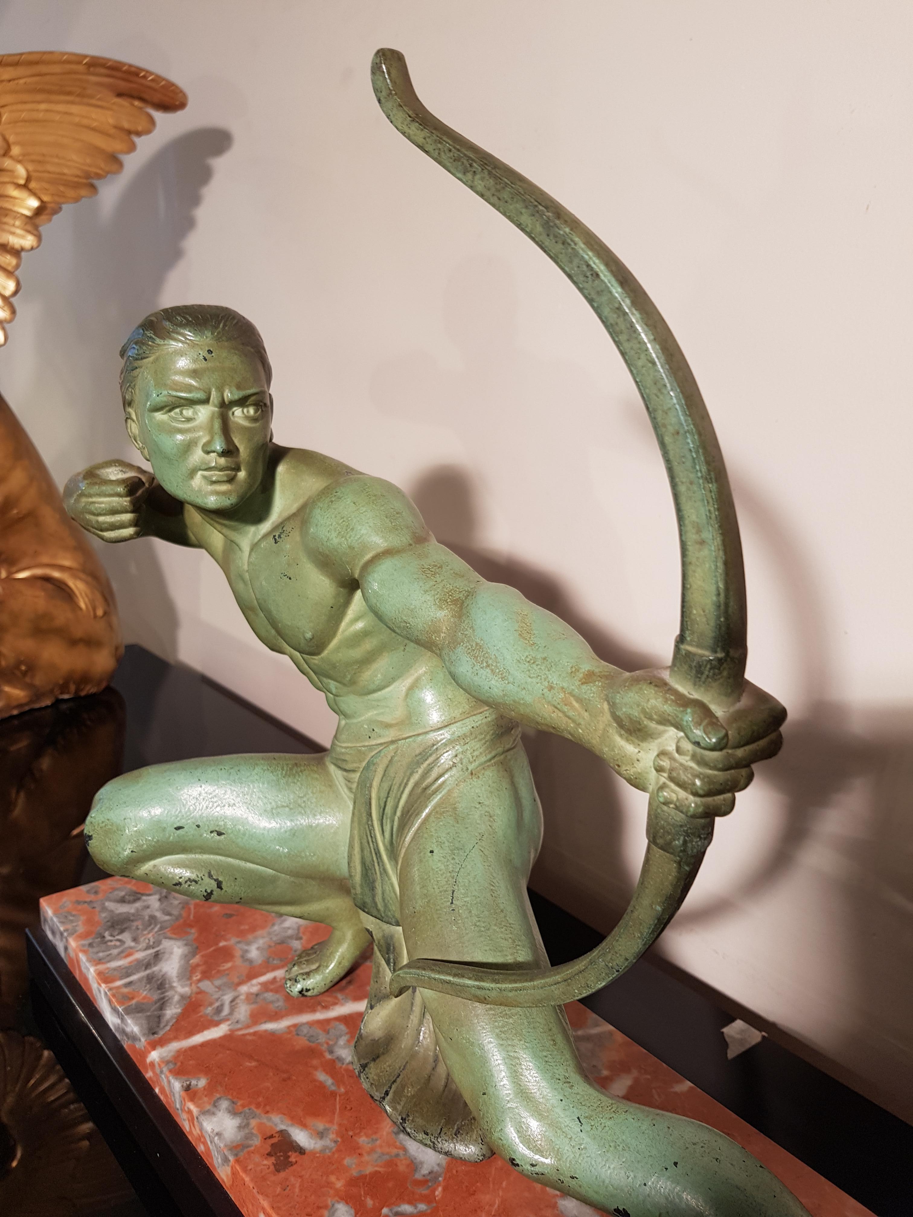 Sculpture figurative Art Déco Salvatore Melani Bowman sur socle en marbre:: années 1930 7