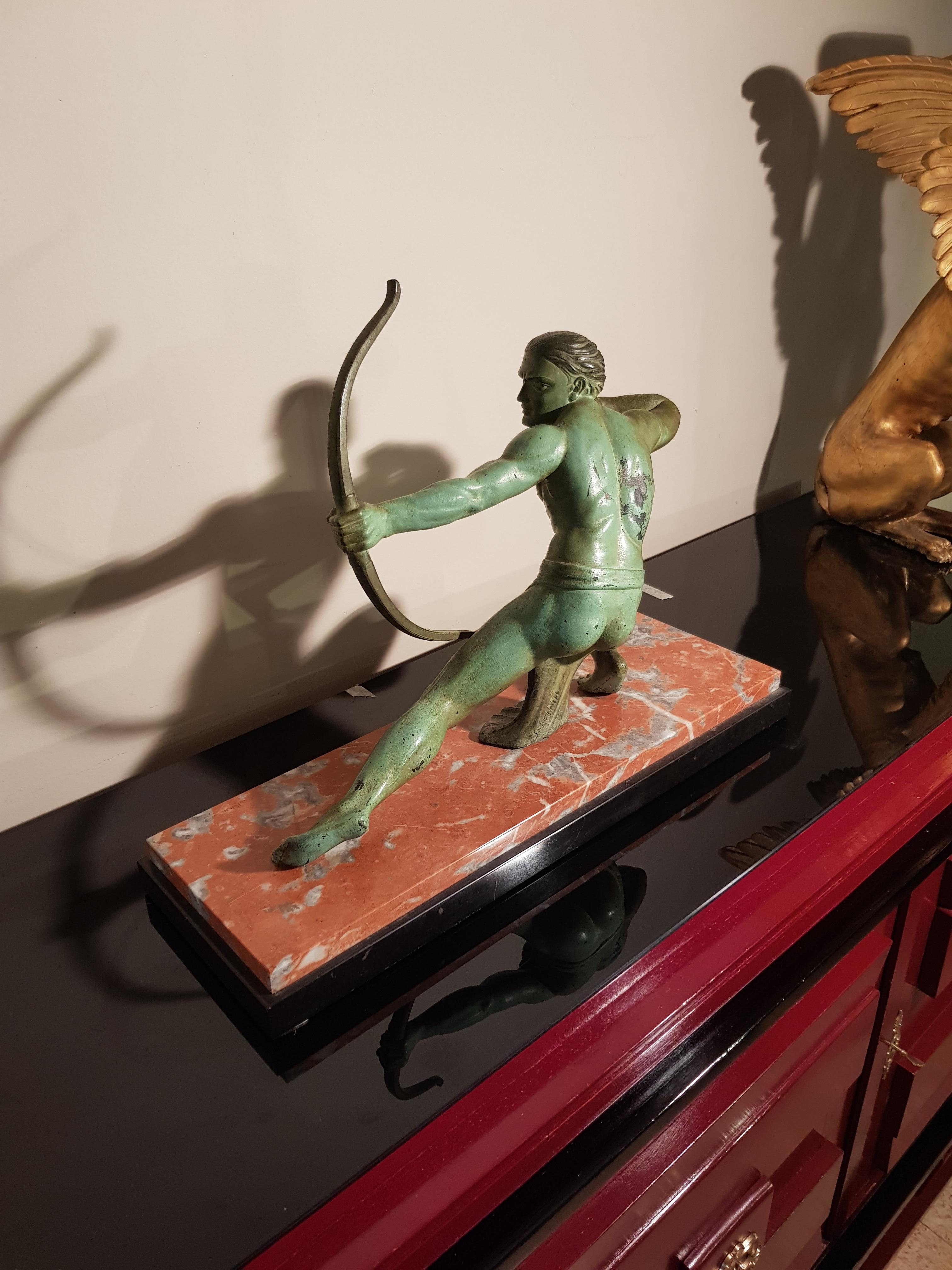 Art déco Sculpture figurative Art Déco Salvatore Melani Bowman sur socle en marbre:: années 1930