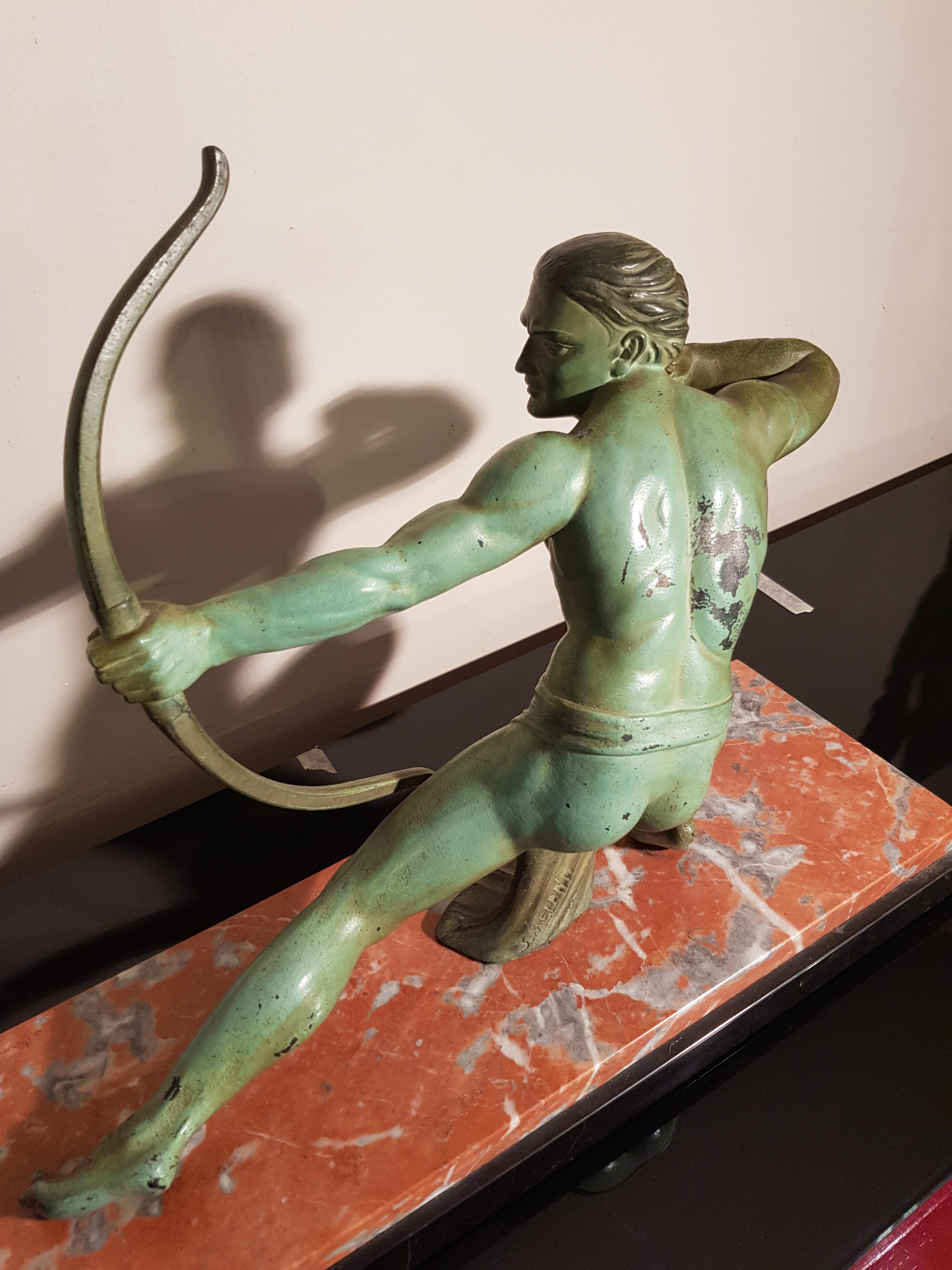 Métal Sculpture figurative Art Déco Salvatore Melani Bowman sur socle en marbre:: années 1930