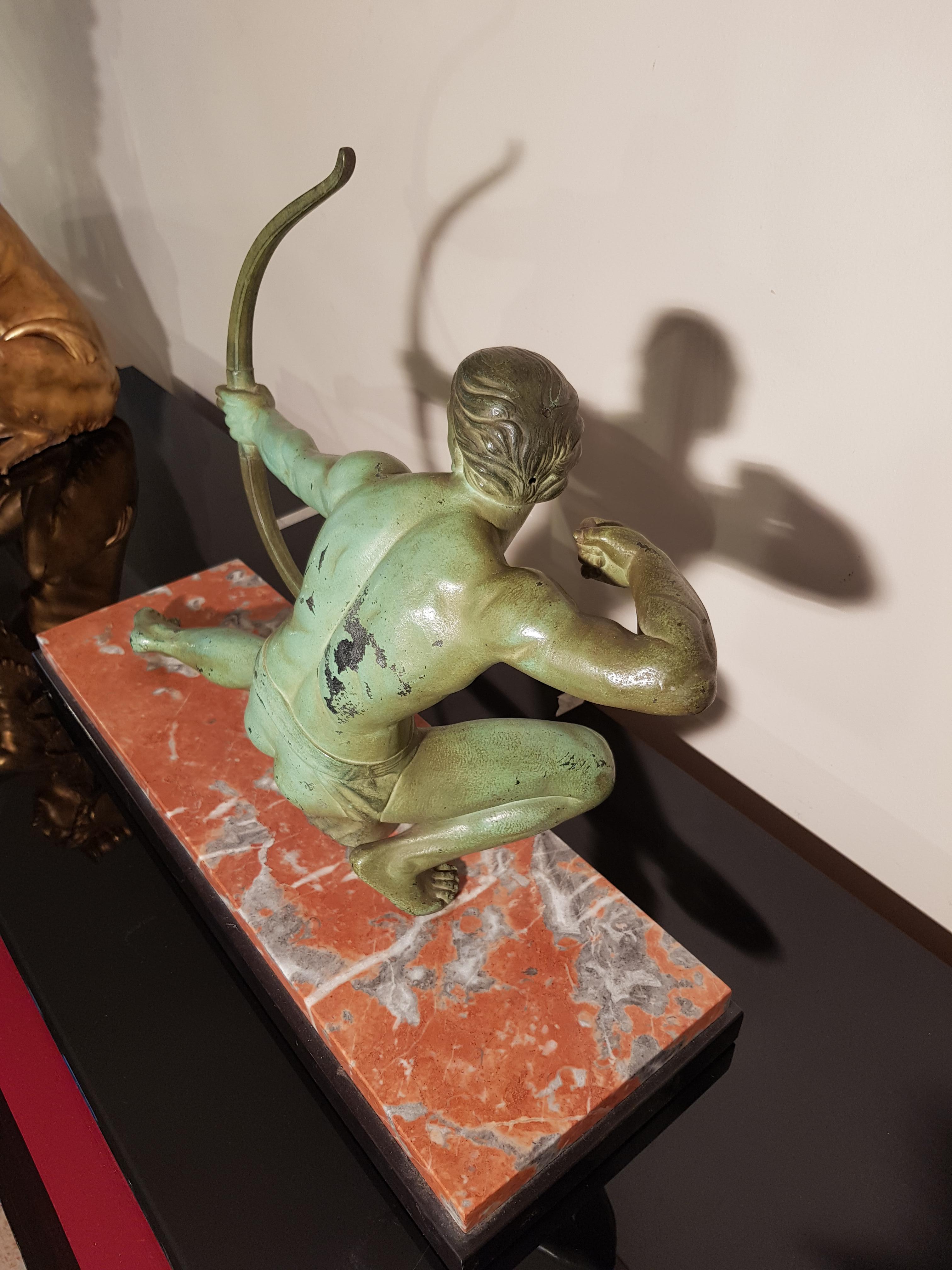 Sculpture figurative Art Déco Salvatore Melani Bowman sur socle en marbre:: années 1930 1