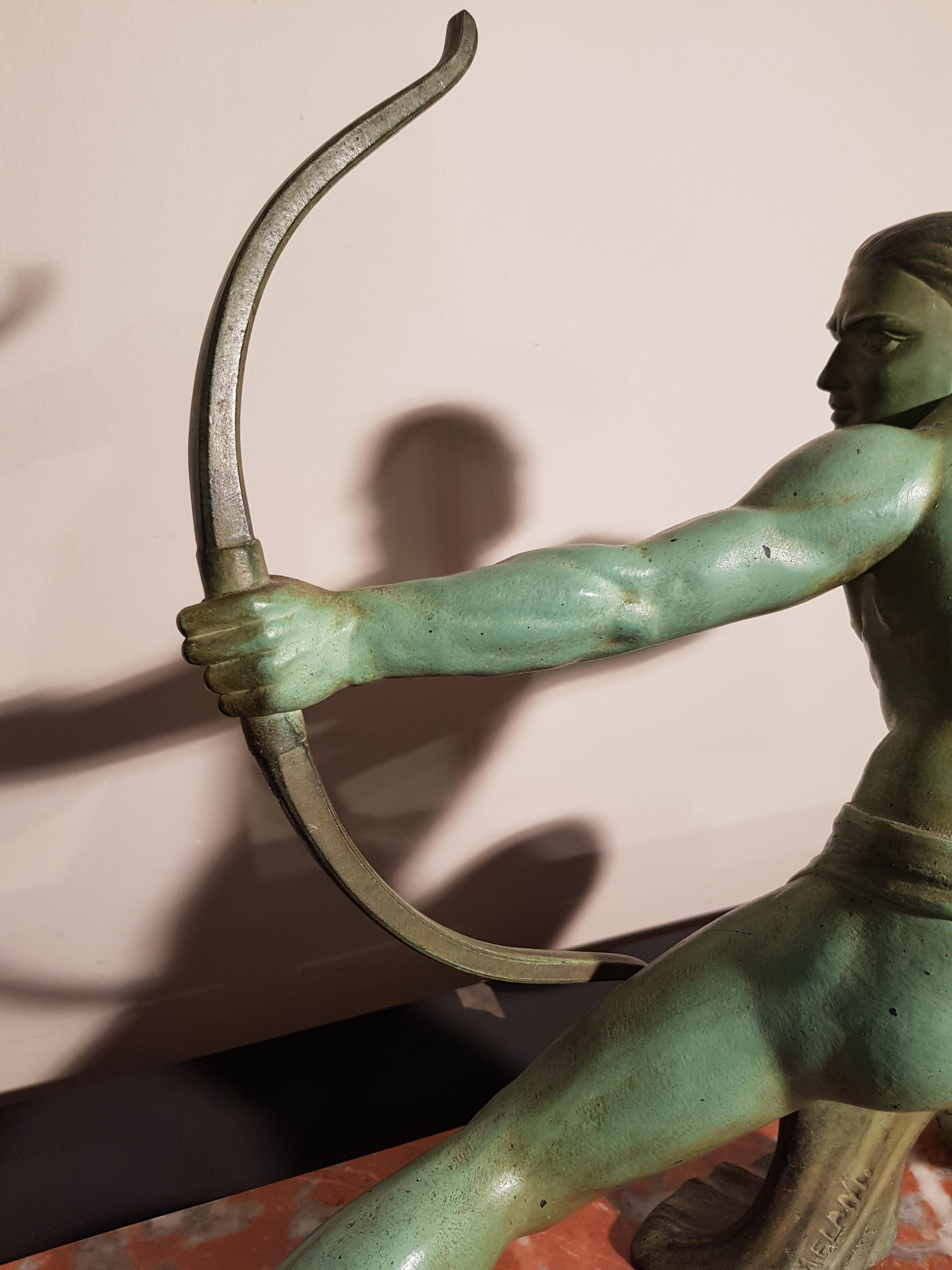 Sculpture figurative Art Déco Salvatore Melani Bowman sur socle en marbre:: années 1930 2