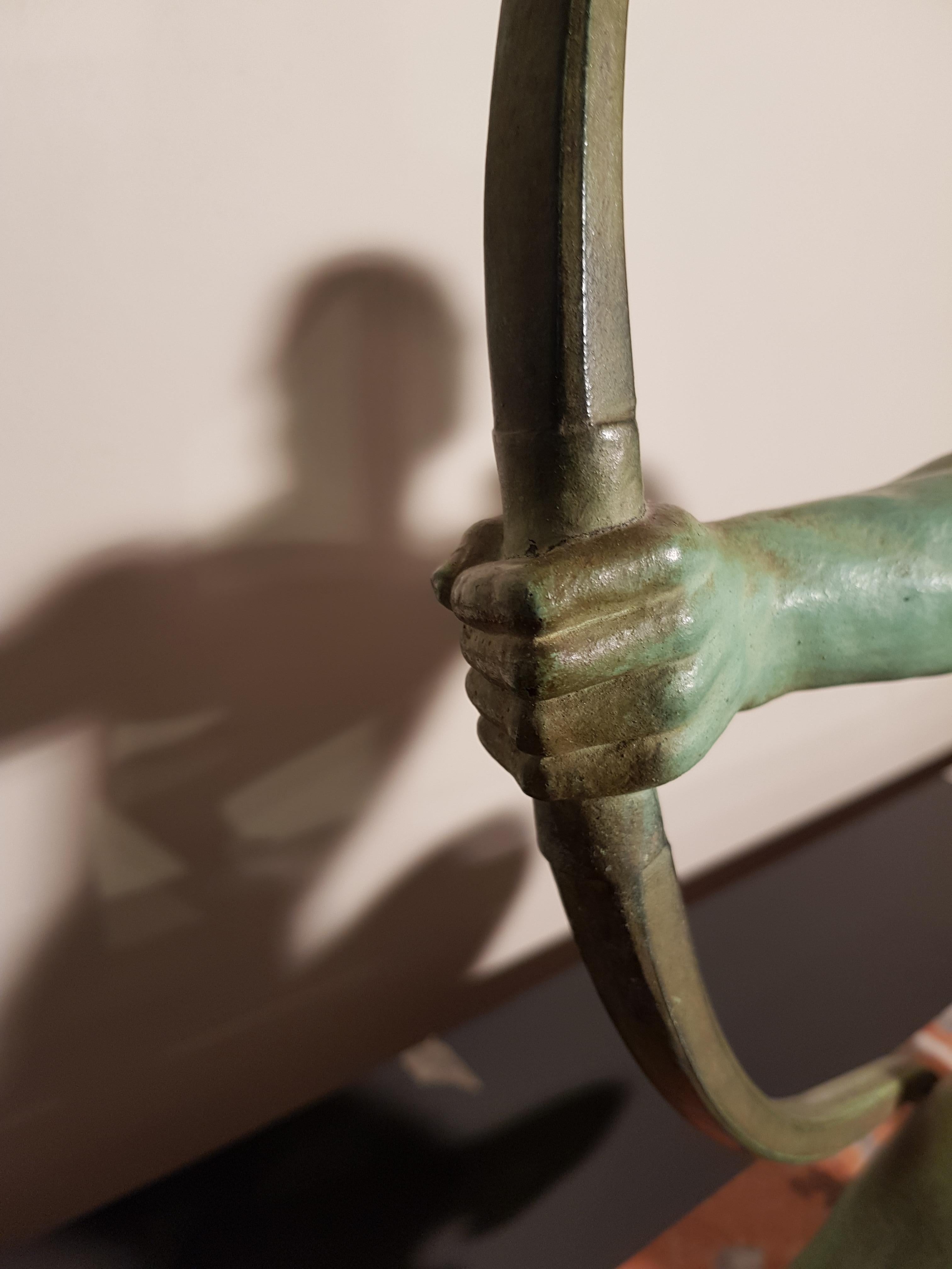 Sculpture figurative Art Déco Salvatore Melani Bowman sur socle en marbre:: années 1930 3