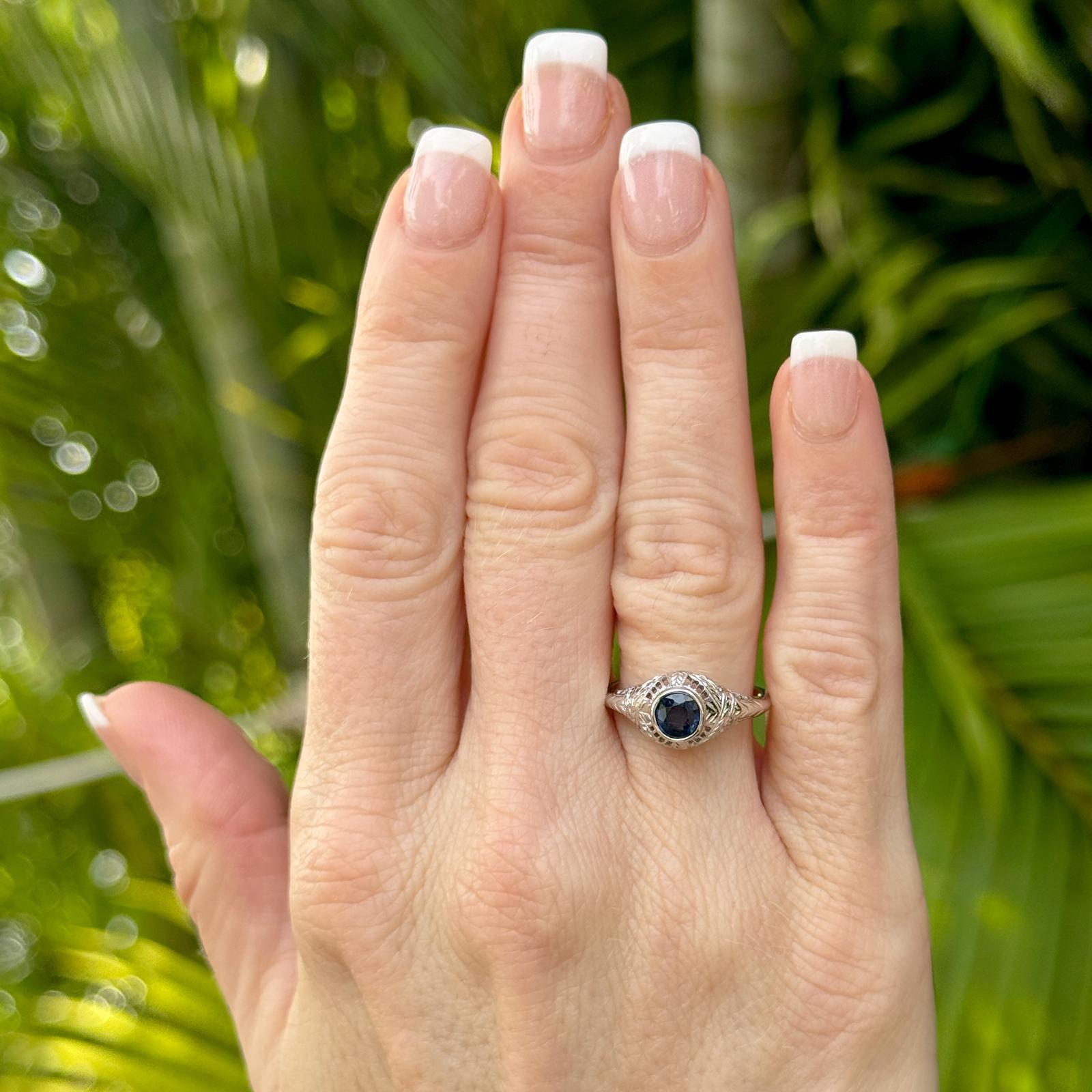 Art Deco Sapphire 14 Karat White Gold Filigree Solitaire Ring In Good Condition For Sale In Boca Raton, FL