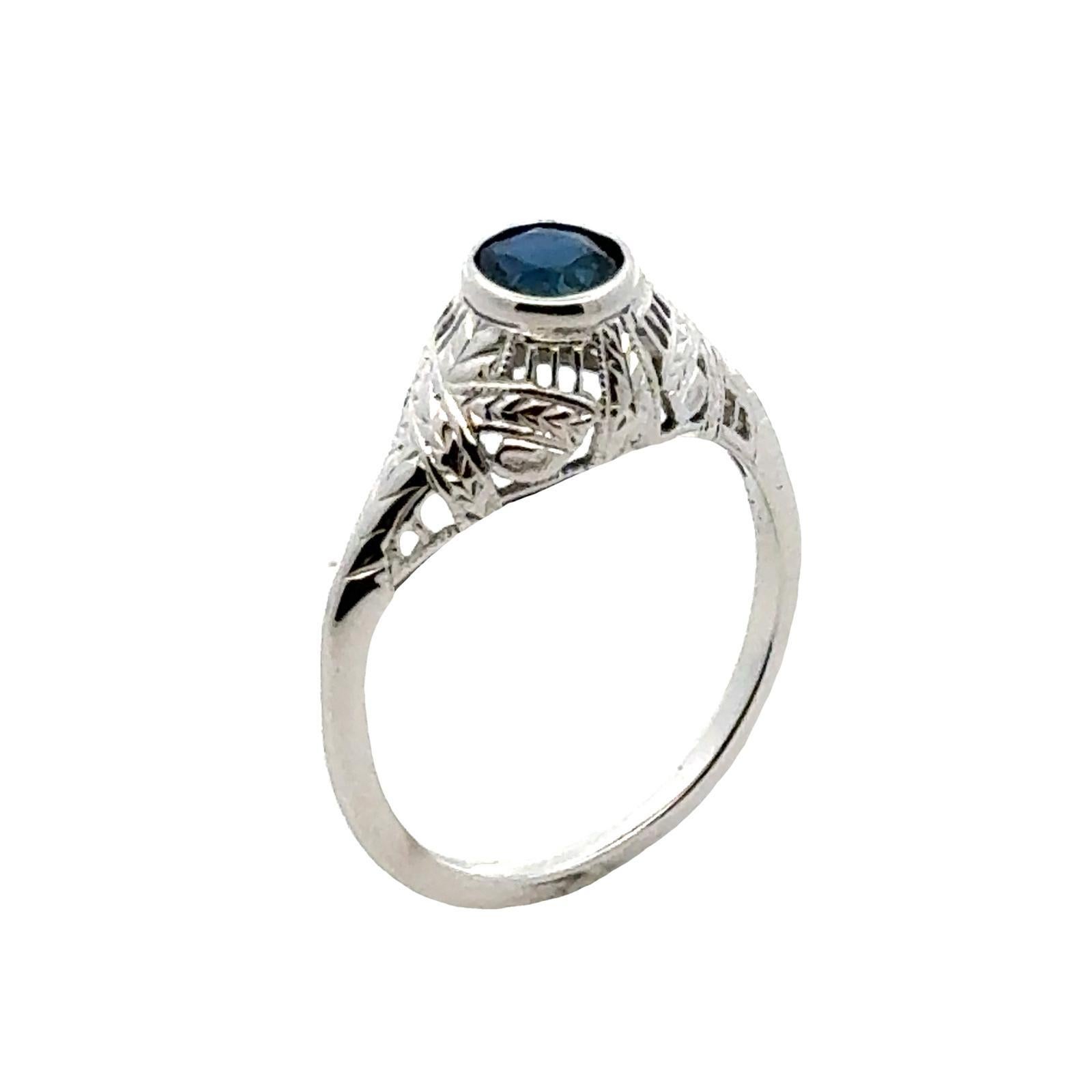 Women's Art Deco Sapphire 14 Karat White Gold Filigree Solitaire Ring For Sale