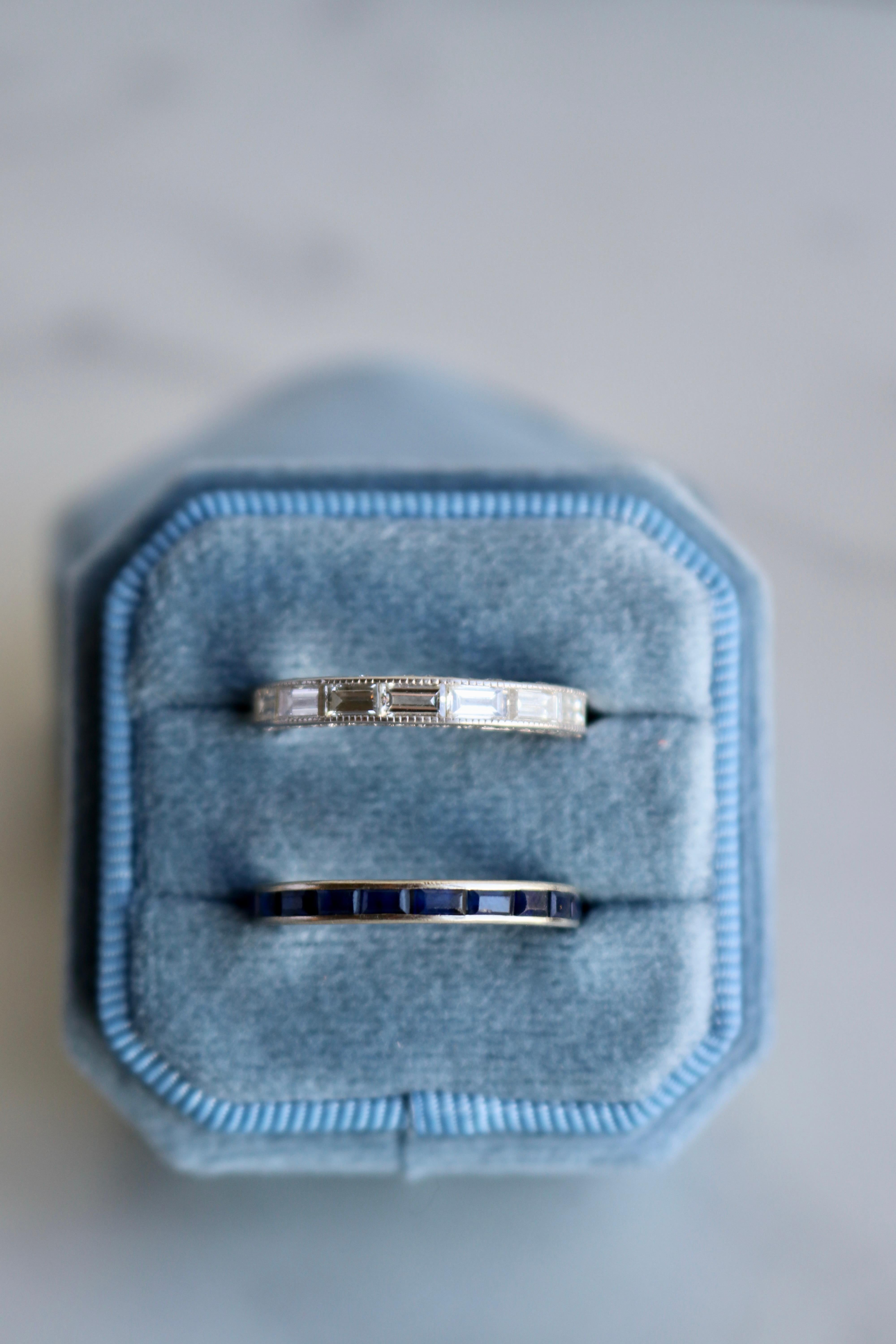Eternity-Ring aus 14 Karat Weißgold mit Saphir im Art déco-Stil für Damen oder Herren im Angebot
