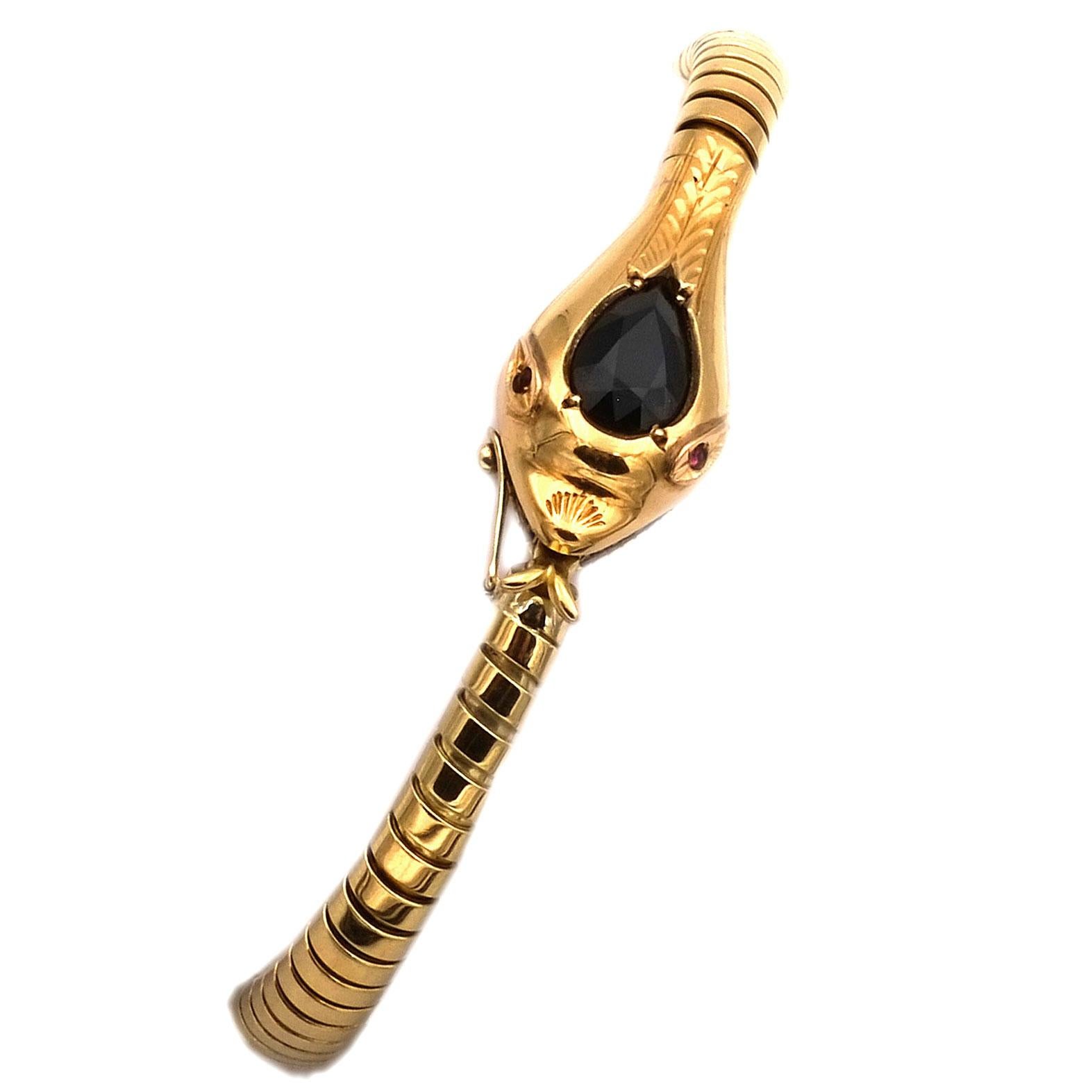 Bracciale Tubogas a serpente in oro 18 carati Art Deco con zaffiro, circa 1925/30

Questo bracciale decorativo chiamato Tubogas a forma di serpente si adatta in modo flessibile al polso. La testa dettagliata è incastonata con una goccia di zaffiro e