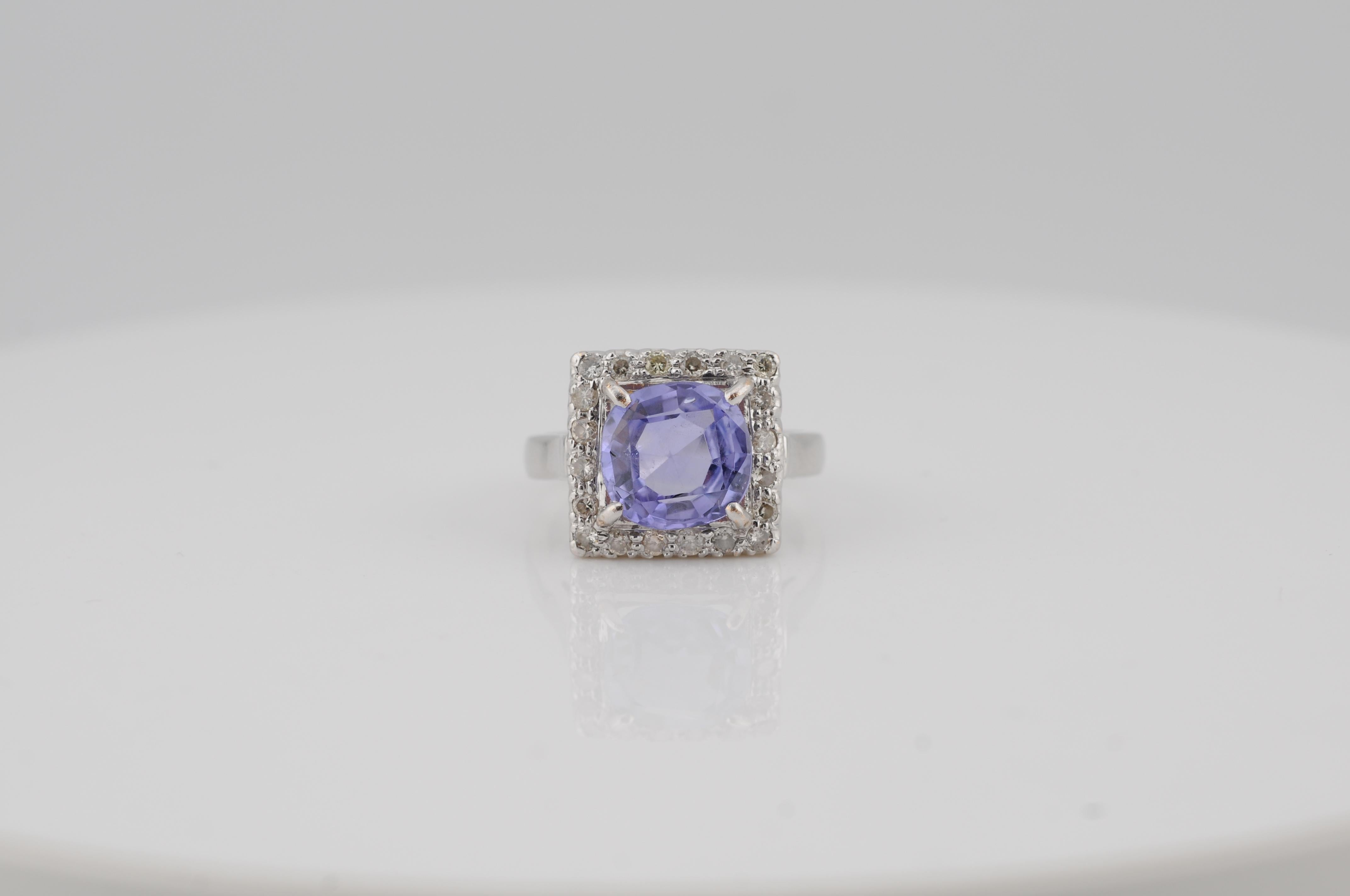 Art-Deco-Ring aus 18 Karat Weißgold, besetzt mit 20 Diamanten im Altschliff. Der Mittelstein ist ein natürlicher Ceylon-Saphir mit einem Gewicht von 3,86 Karat, der nicht erhitzt wurde.

Gesamtgewicht: 6,28 g.