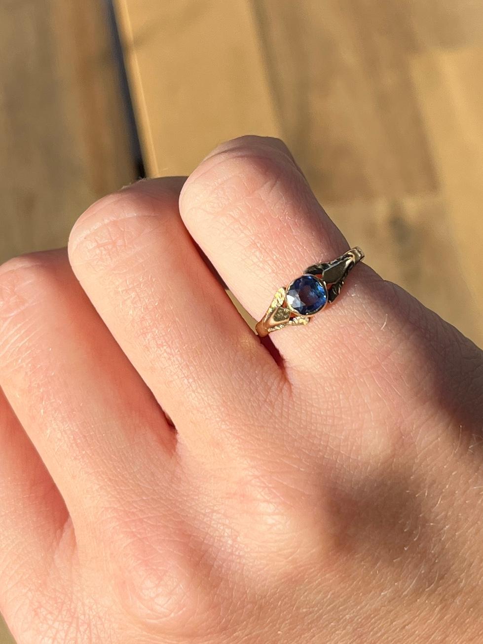 Art Deco Sapphire and 18 Carat Gold Ring In Good Condition For Sale In Chipping Campden, GB