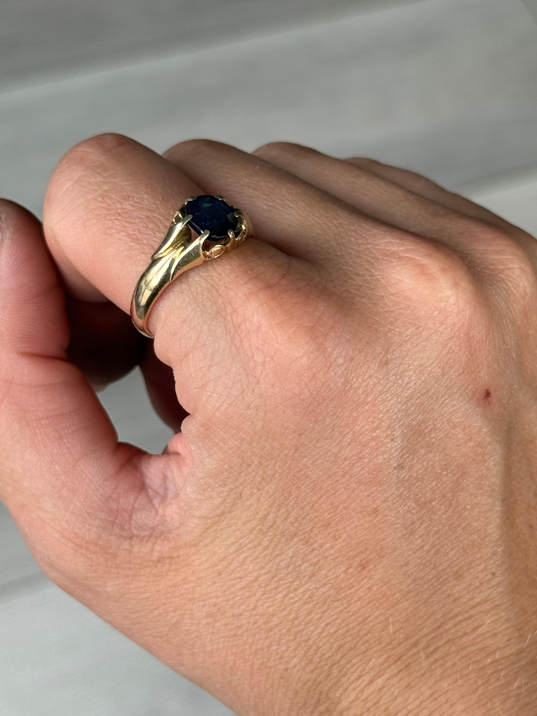 Le saphir de cette bague mesure 1,4 carat et est d'un bleu profond. La bague est en or jaune 18 carats.

Taille de la bague : R ou 8 1/2
Largeur de la bande : 9 mm
Hauteur hors doigt : 4mm

Poids : 5.2 g
