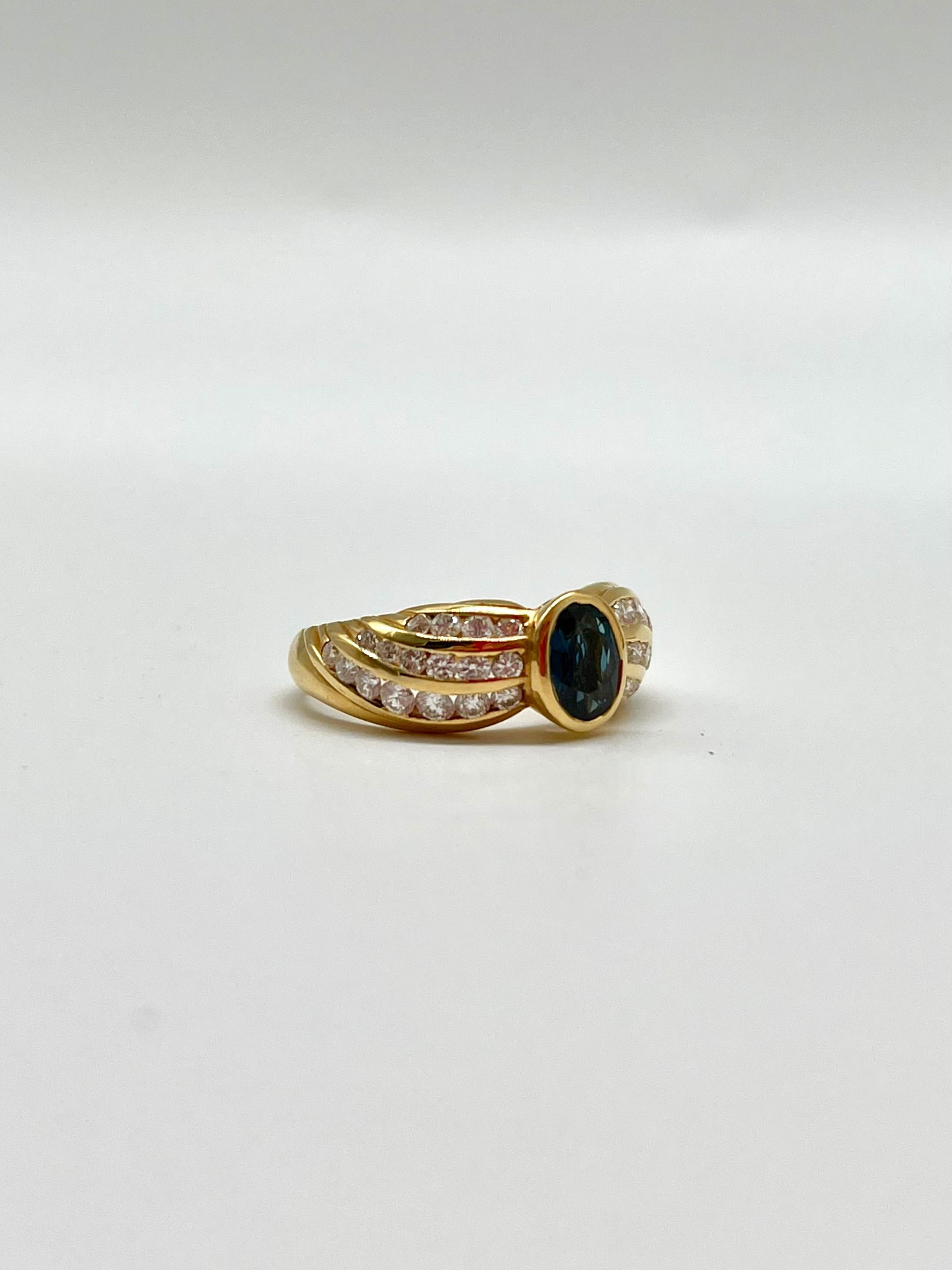 Women's Art Deco Sapphire and Brilliant Cut Diamonds Yellow Gold Cocktail Ring For Sale