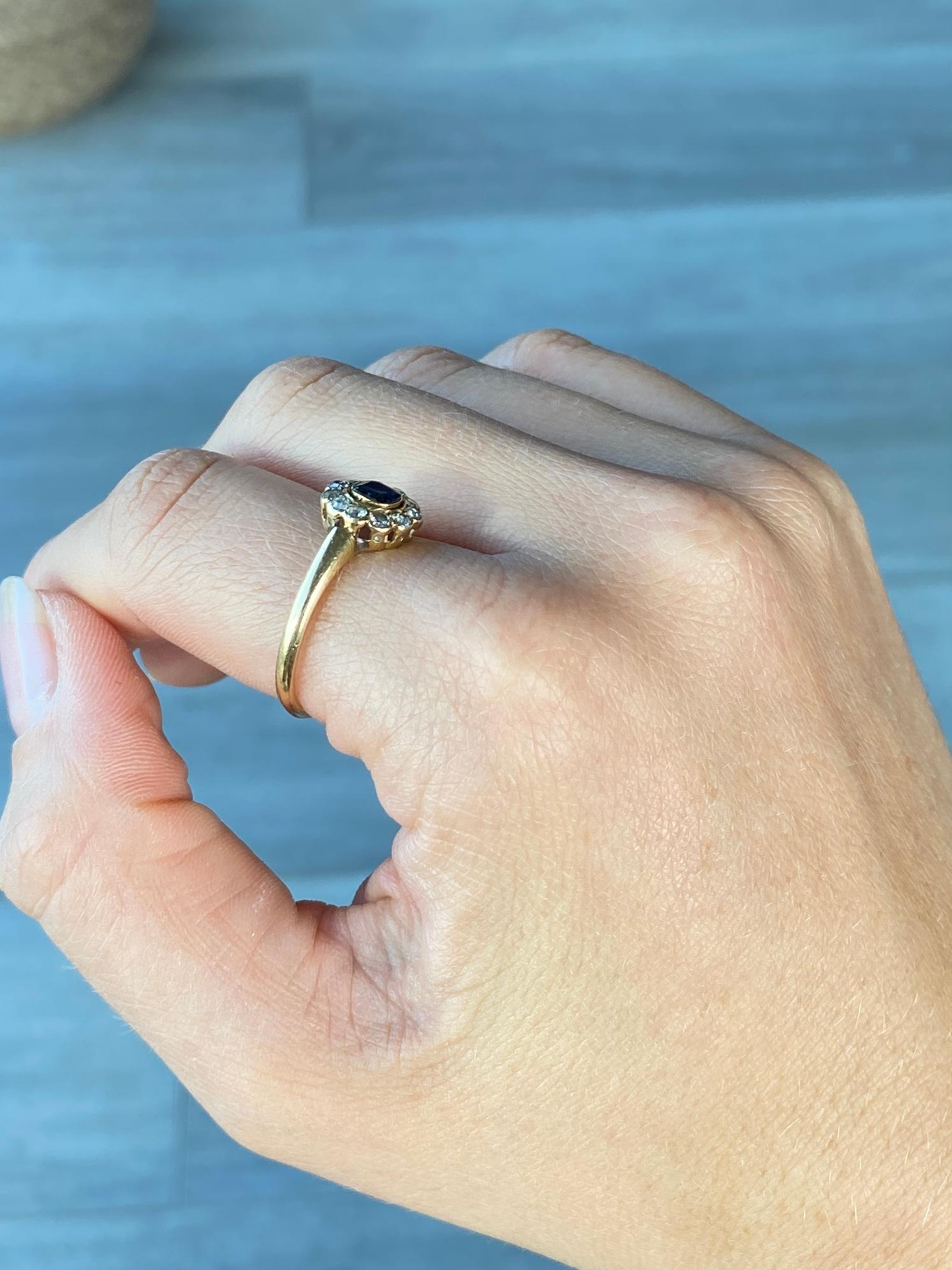 Dieser klassische Clusterring enthält einen Saphir in der Mitte und Diamanten an den Rändern. Der Saphir hat eine tiefblaue Farbe und misst 35 pt, die Diamanten insgesamt etwa 55 pt. Vollständig gestempelt Birmingham 1911.

Ringgröße: Q 1/2 oder 8