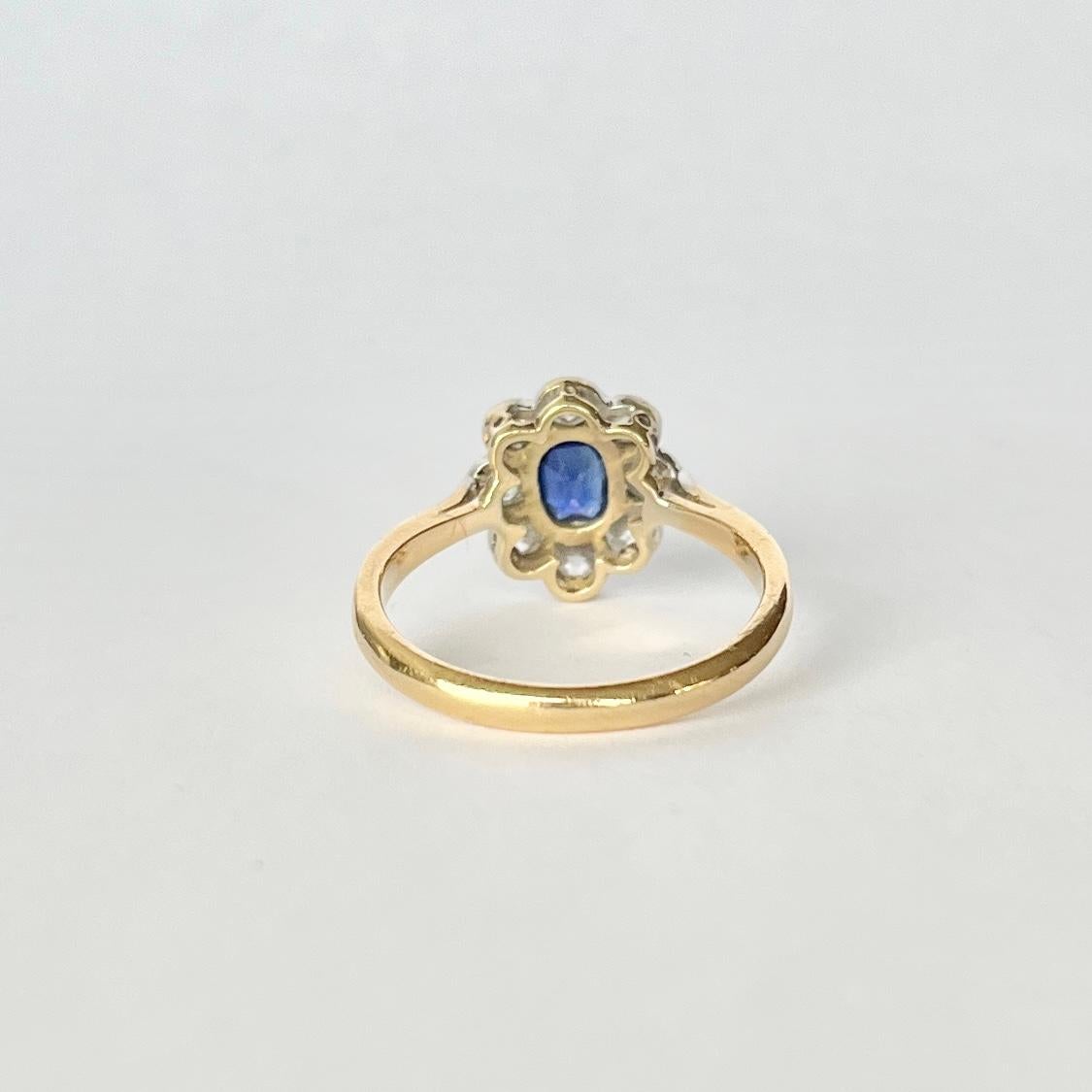 Taglio rotondo Anello a grappolo Art Deco con zaffiro e diamante da 18 carati e platino in vendita