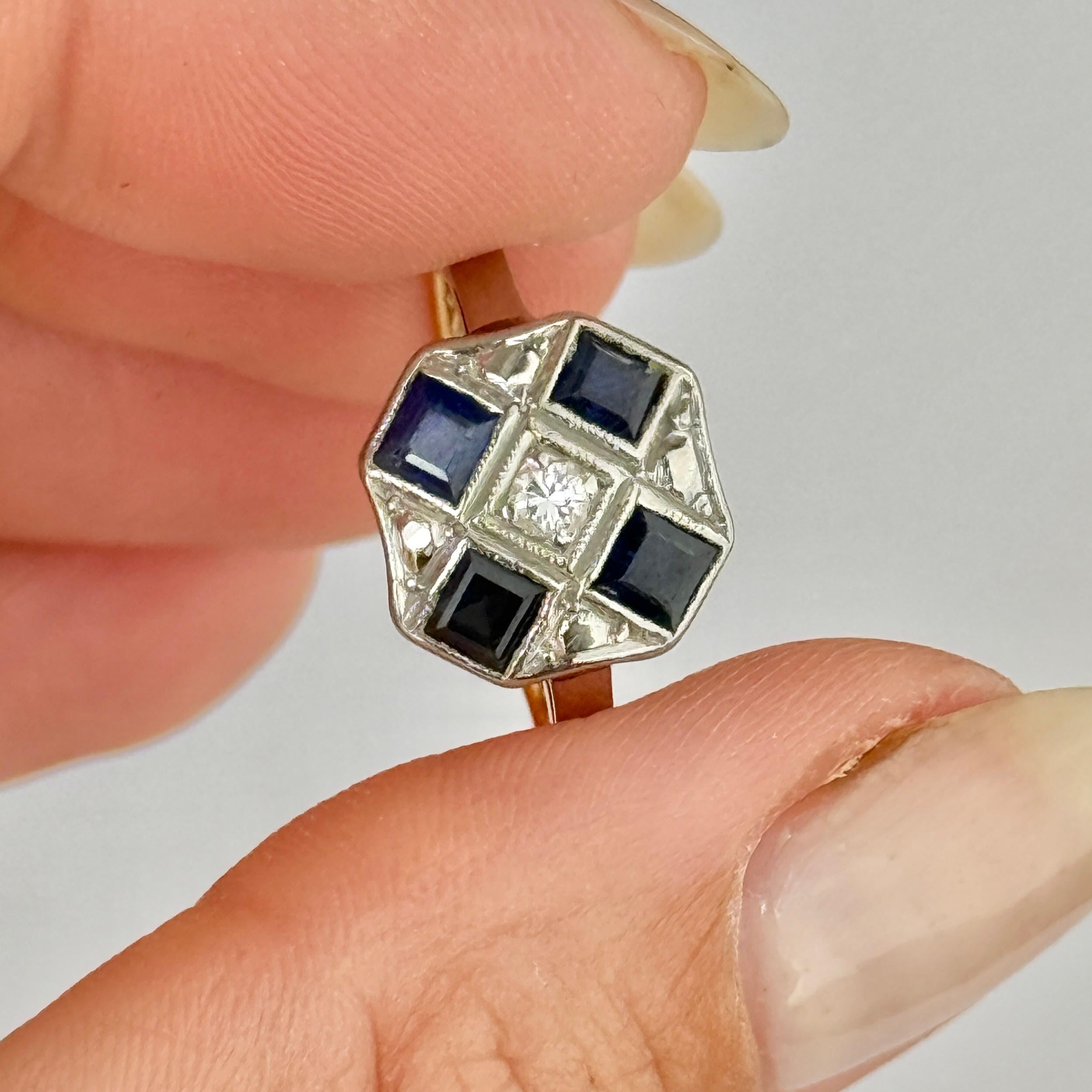 Dieser Ring ist wunderschön und enthält einen tiefblauen Saphir und einen funkelnden Diamanten. Die Saphire messen jeweils 25pts und es gibt s eine zentrale Diamant Messung 7pts. 

Ring Größe: M oder 6 1/4 
Cluster Abmessungen: 11x11mm

Gewicht: 2.3