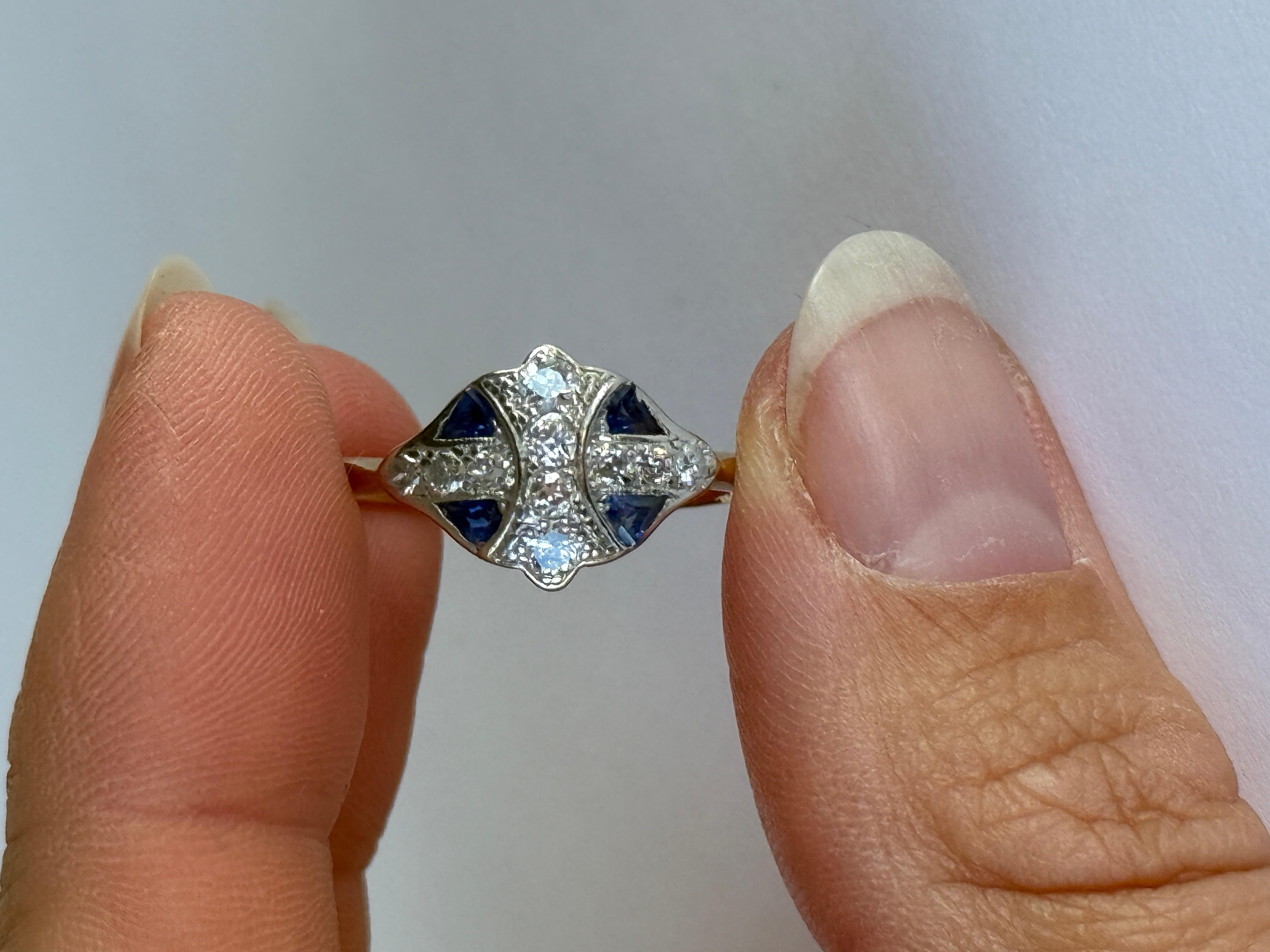 Dieser Ring ist wunderschön und enth�ält einen tiefblauen Saphir und einen funkelnden Diamanten. Die Saphire messen jeweils ca. 10pts und die Diamanten insgesamt ist ca. 40pts.

Ringgröße:O oder 7 1/4 
Cluster Abmessungen: 11x15mm

Gewicht: 2.4 g