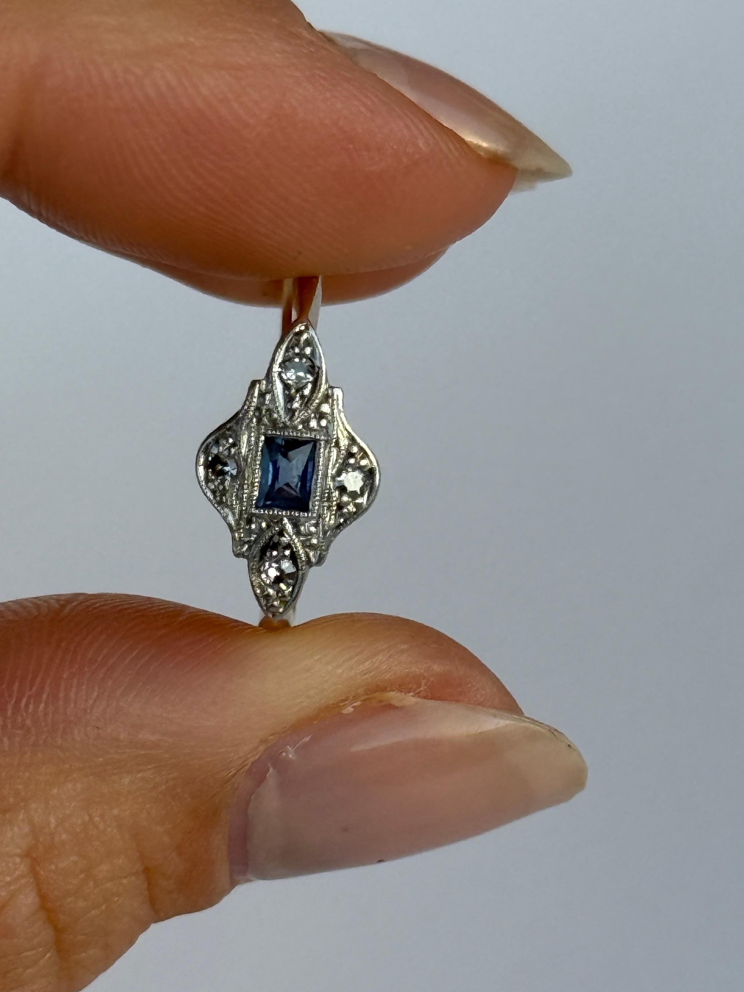 Questo anello è splendido e racchiude uno zaffiro blu pallido e diamanti scintillanti. Gli zaffiri misurano circa 10 carati ciascuno e il totale dei diamanti è di circa 12 carati.

Misura dell'anello: N 1/2 o 7  
Dimensioni del cluster: 8x13