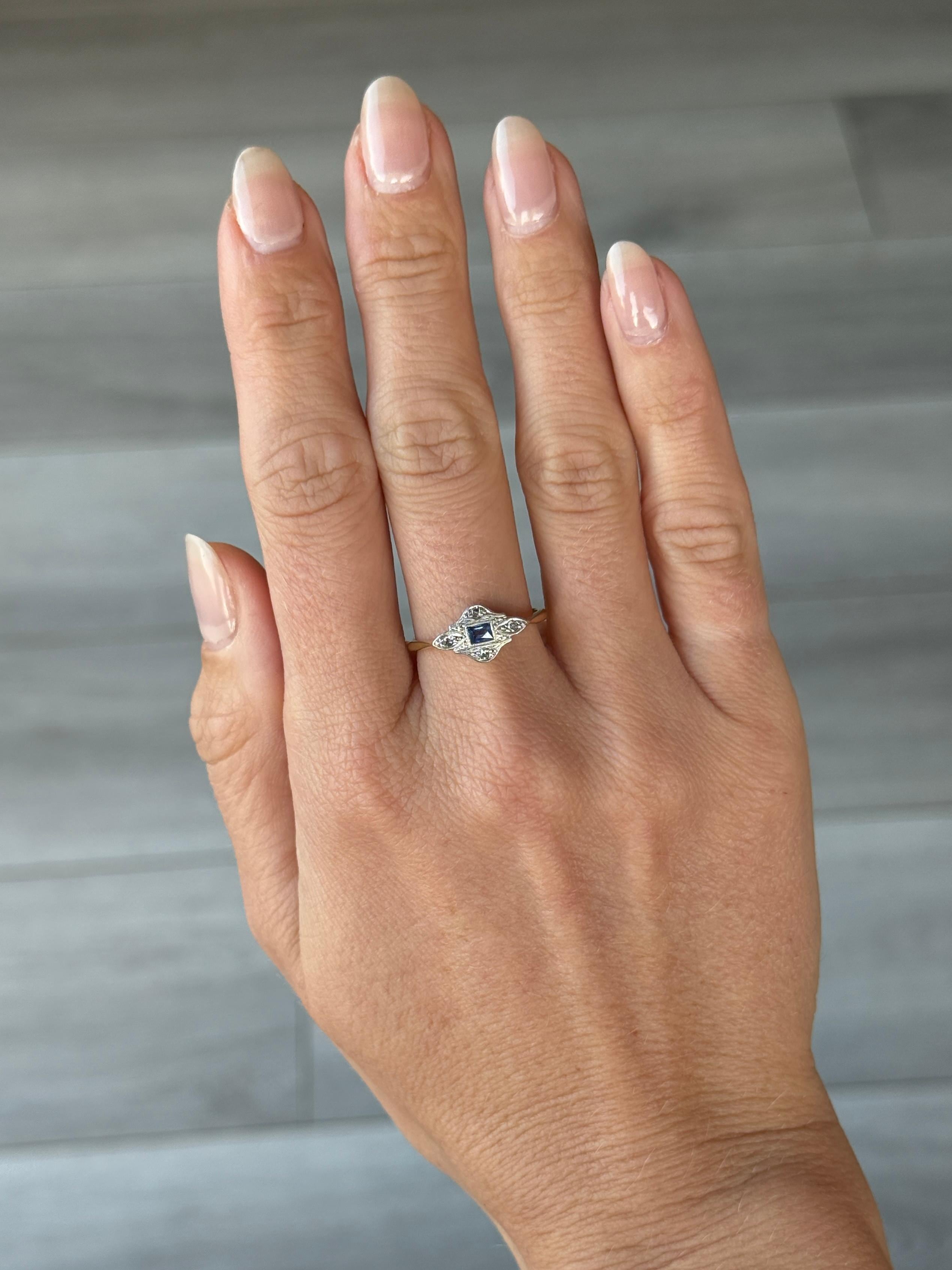 Taglio smeraldo Anello Art Deco con zaffiro e diamante in oro 18 carati e platino con pannello a grappolo in vendita