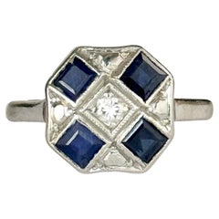 Anillo Art Déco de Oro de 18 Quilates y Platino con Zafiro y Diamantes en Racimo