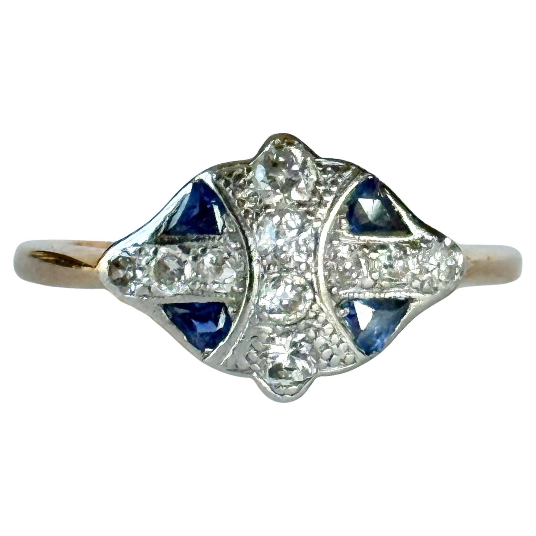 Anillo Art Déco de Oro de 18 Quilates y Platino con Zafiro y Diamantes en Racimo